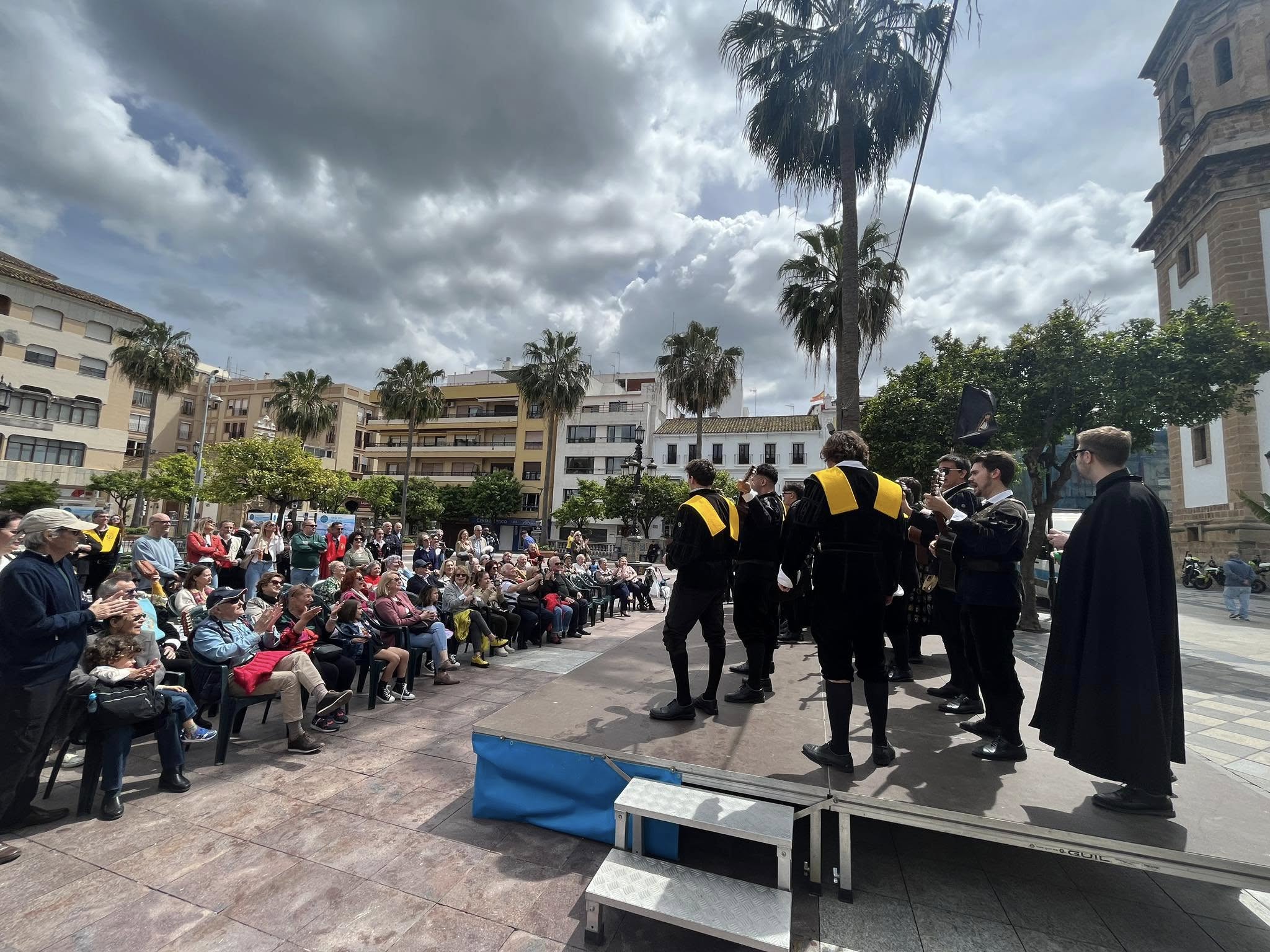 Las tunas pasean su alegría por las calles de Algeciras