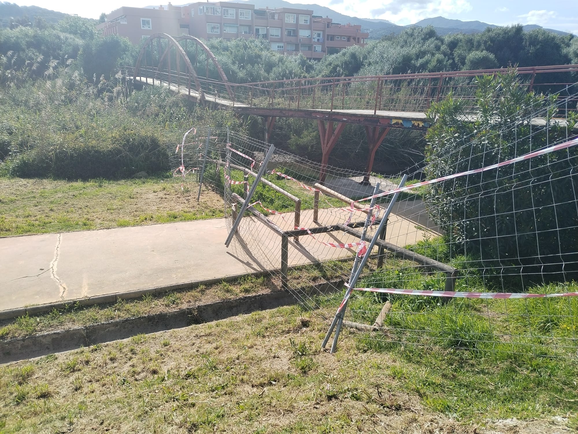 El Ayuntamiento cierra el paso del sendero peatonal bajo el puente del río Pícaro.