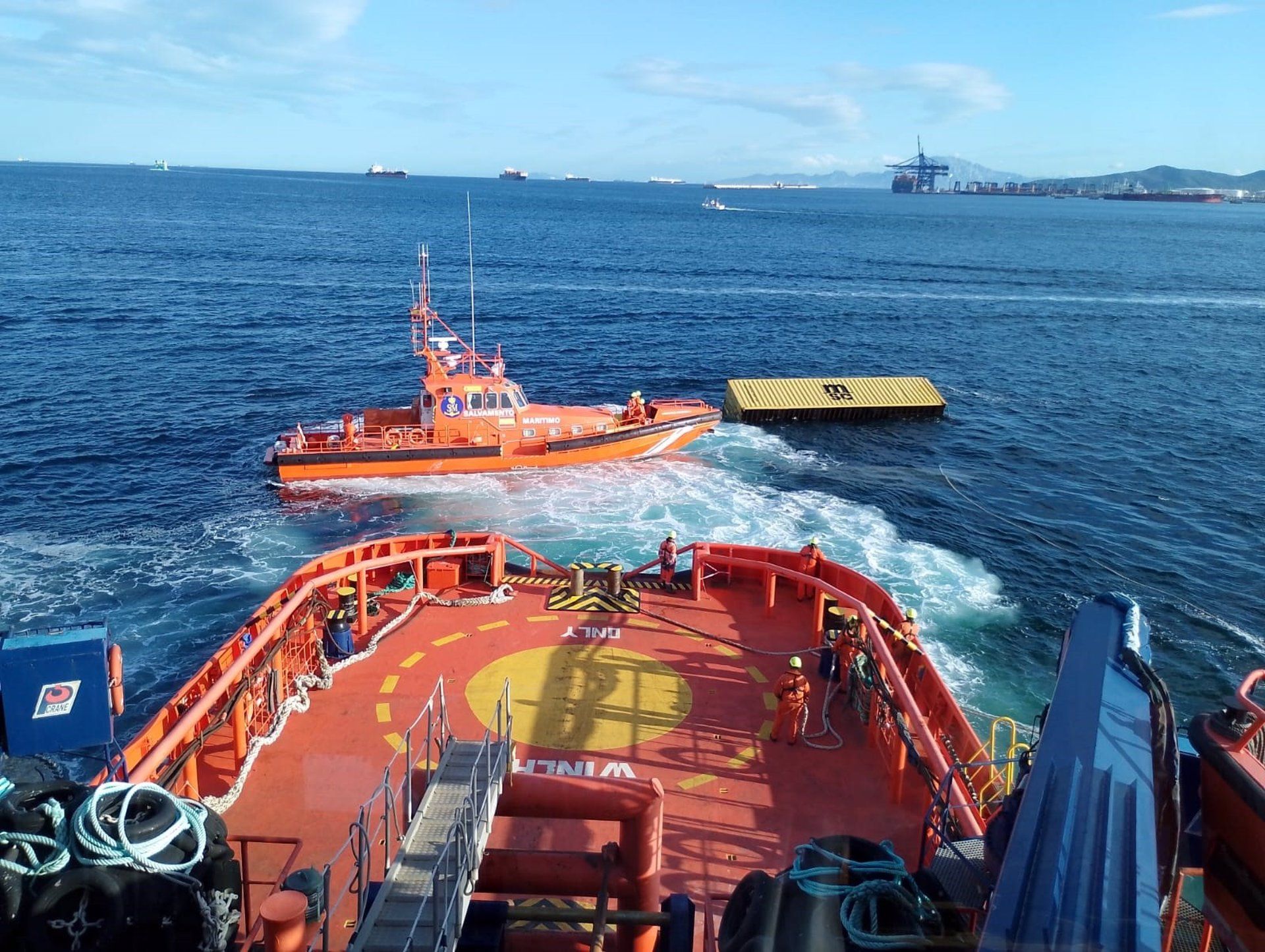 Salvamento Marítimo recupera más de 20 neveras y un contenedor a la deriva en el Estrecho.