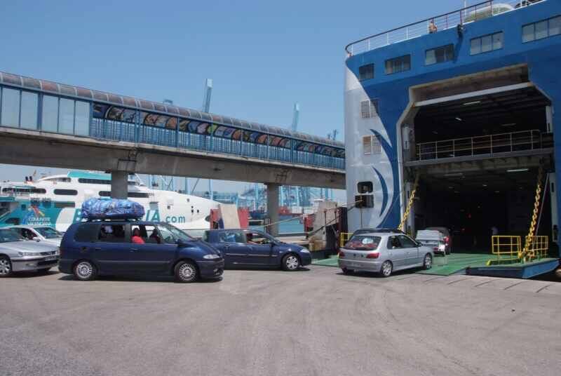 Vehículos embarcan en el Puerto de Algeciras, durante la OPE.
