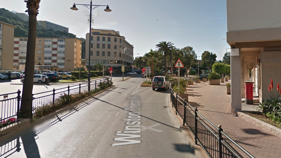 El lugar del accidente. El cruce de la avenida Winston Churchill con Glacis Road. Fallece un motorista de 89 años tras colisionar con un camión
