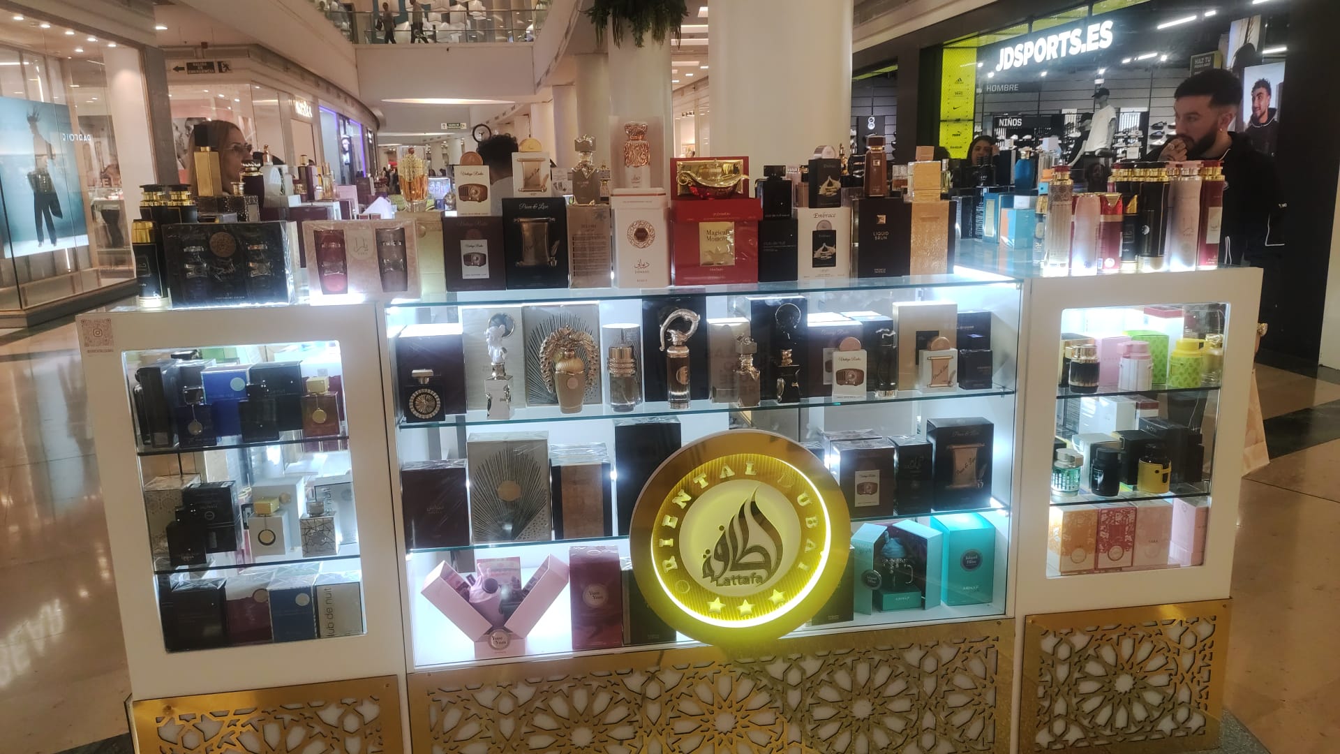 El furor por los perfumes árabes llega a Algeciras. Imagen de su stand en el centro comercial Puerta Europa.