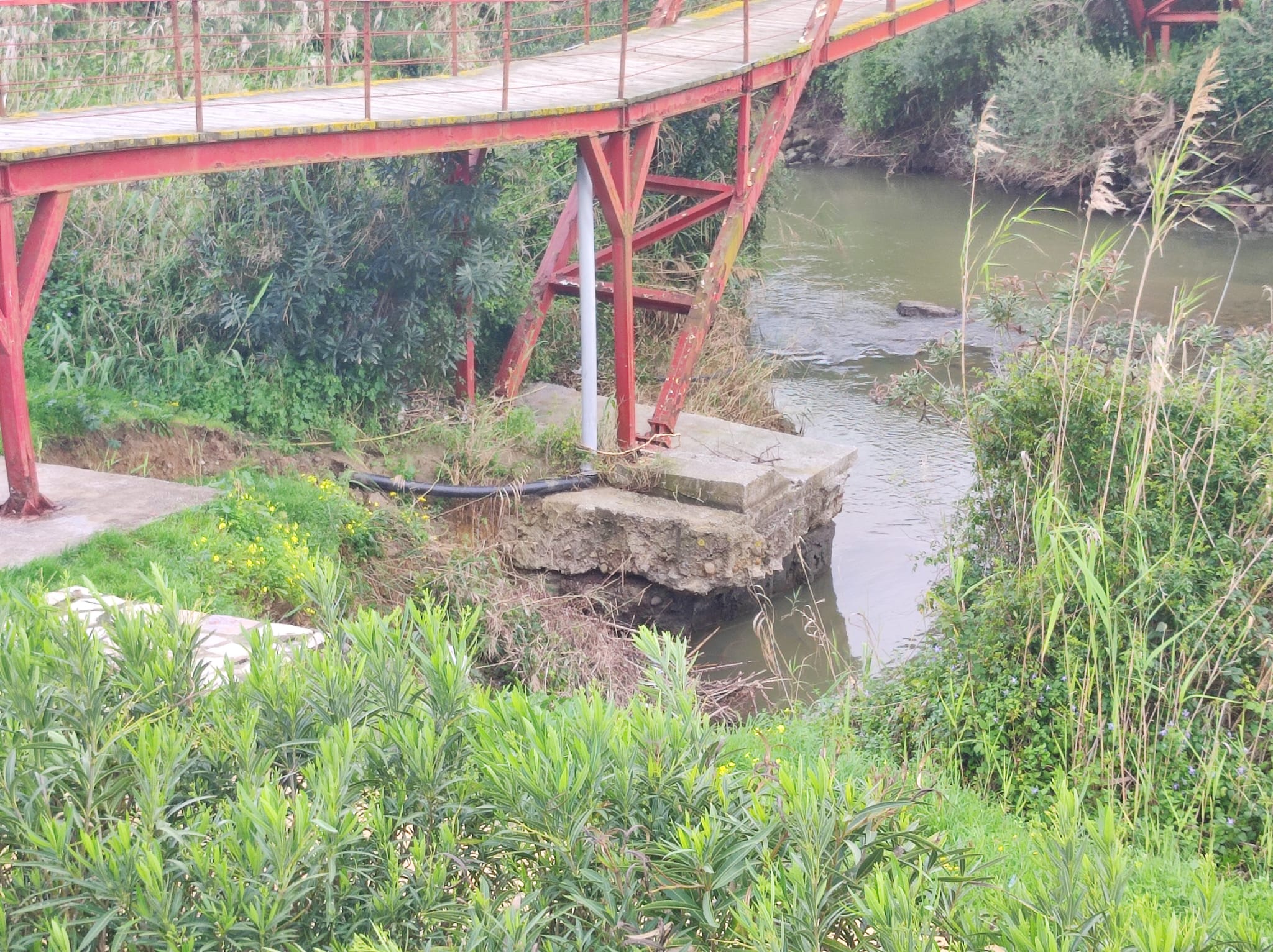 Estado del puente del río Pícaro. Foto: M.A.B/8Directo