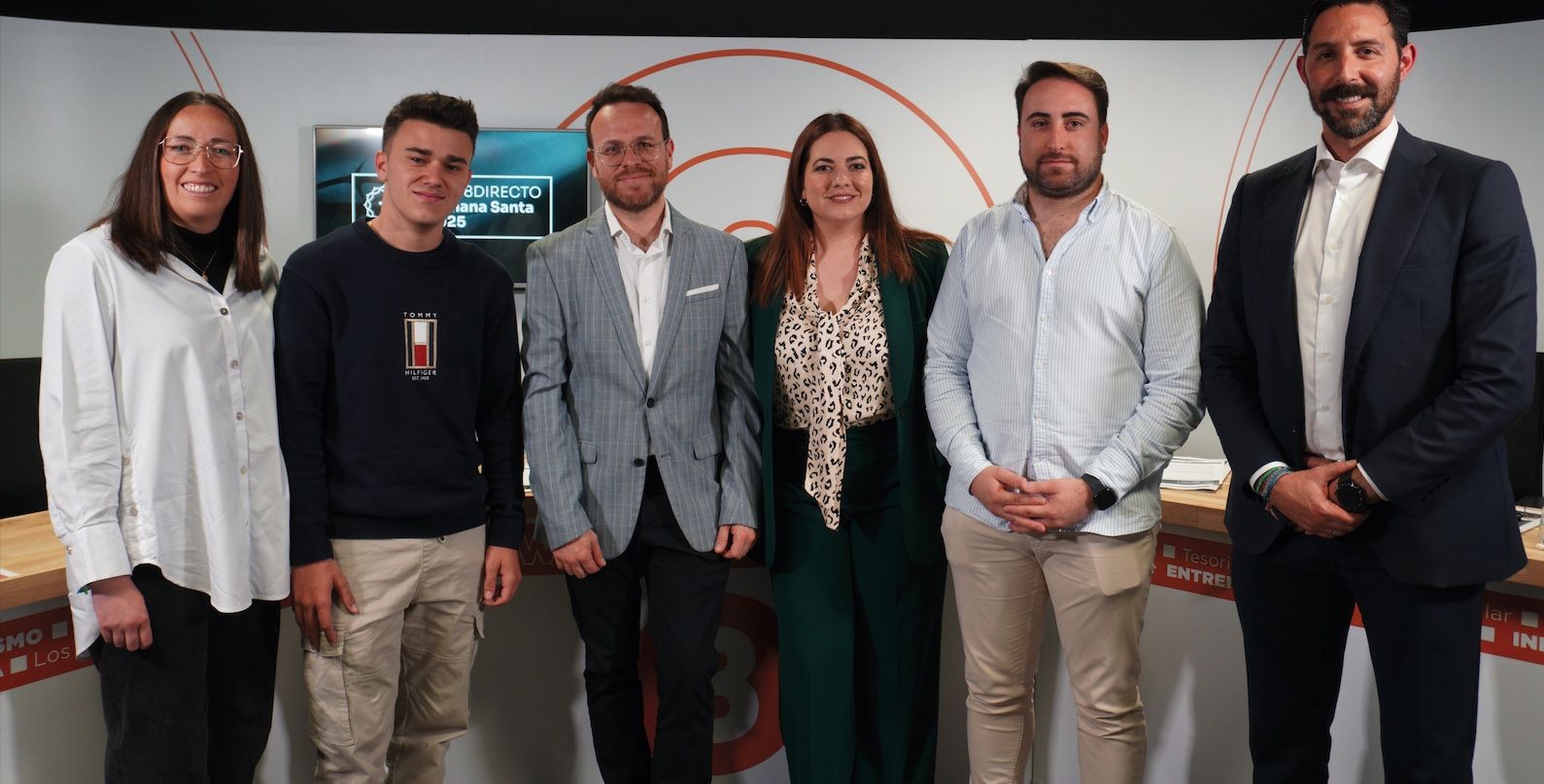 De izquierda a derecha: Pastora Sánchez, Carlos León, Francis Mena, Sandra Domínguez, Juan Blas y Félix Gálvez, en el Foro de Semana Santa de 8Directo. | Foto: J.M. Galindo 
