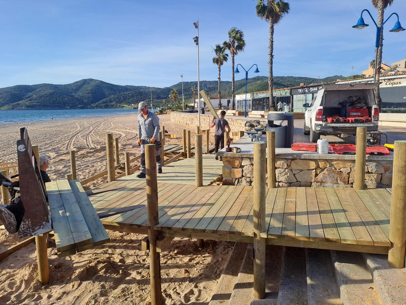 Comienzan a instalar la rampa para el módulo de personas con movilidad reducida en la playa de Getares.