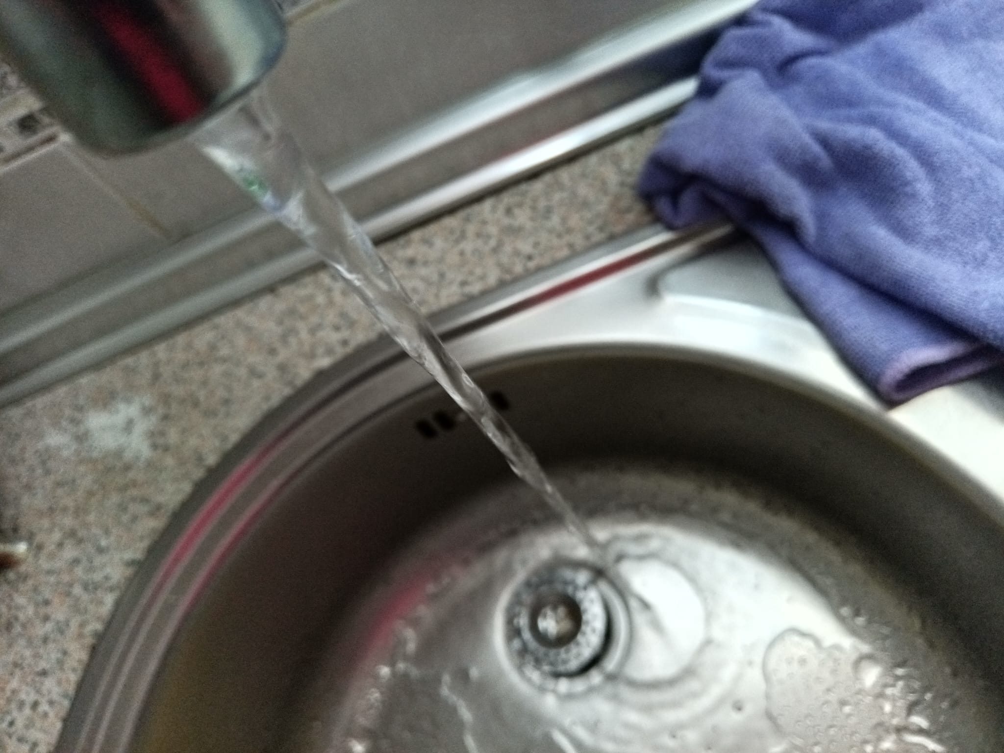 El agua vuelve progresivamente a los hogares de La Línea tras más de 16 horas de corte. En esta imagen, agua del grifo de una vivienda en La Línea, esta tarde.
