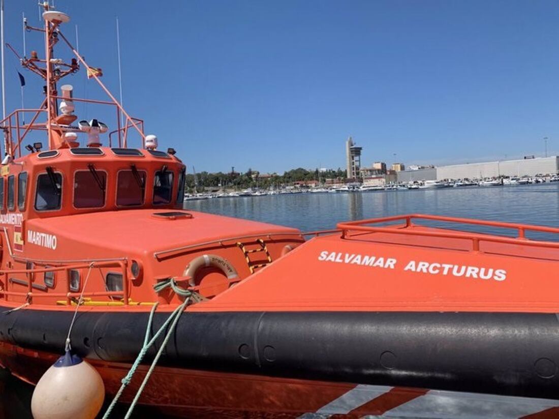 Cádiz.- Sucesos.- Un magrebí con un aro salvavidas es restacado en aguas de Algeciras por la Salvamar