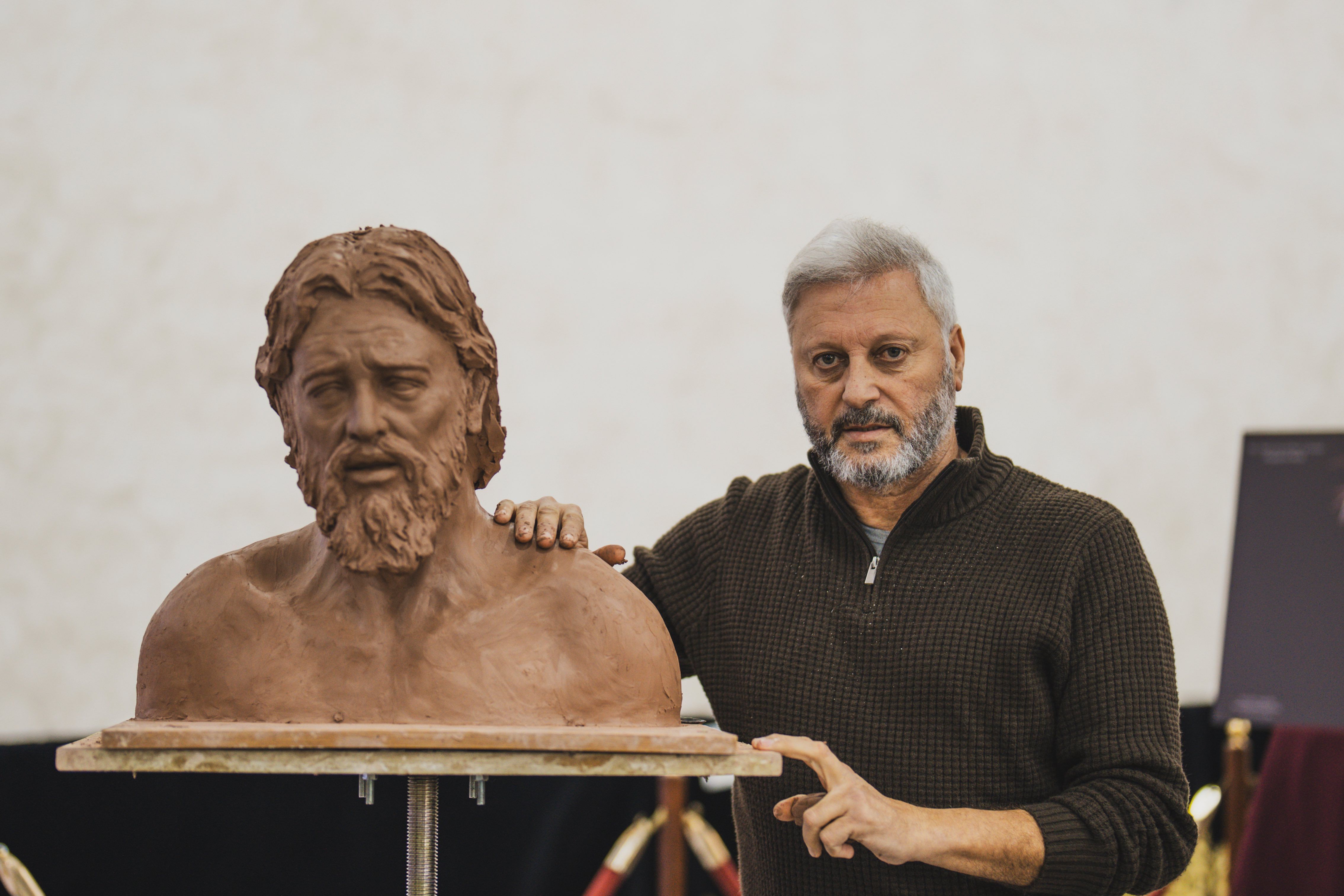 Cuando sobran las palabras. Bernardo Martínez posa junto a Jesús Cautivo que esculpió en directo en la I Exposición Comarcal 'Arte, Pasión y Fe'. Imágenes: Juanma Galindo. 