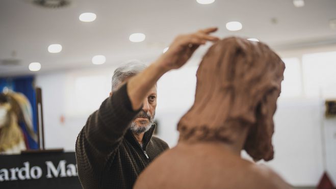 Bernardo Martínez, la mano que esculpe a Jesús Cautivo. Bernardo Martínez, la mano que esculpe a Jesús Cautivo.