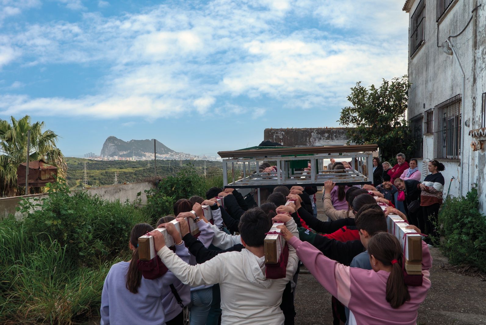 Los jóvenes cargadores de La Borriquita de San Roque, en un ensayo. Foto: F.M.