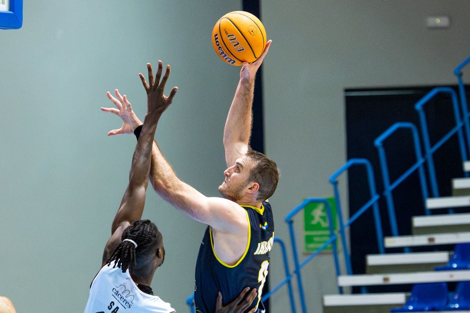 (81-71) Victoria clave del UDEA Algeciras frente al líder Cáceres Basket. 
