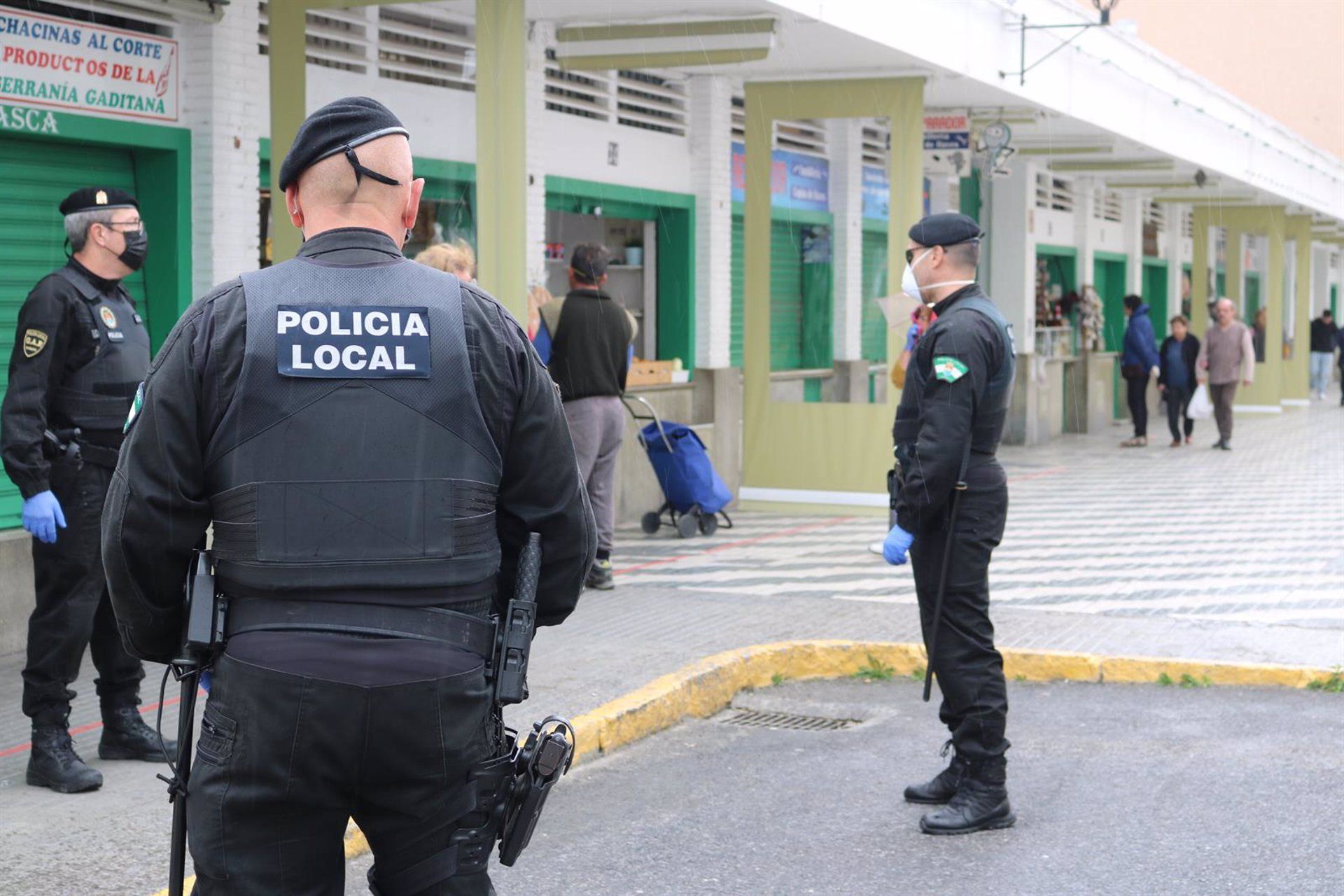 Detenido el alcalde de Zahara de los Atunes por intentar impedir la instalación de una plaza de toros