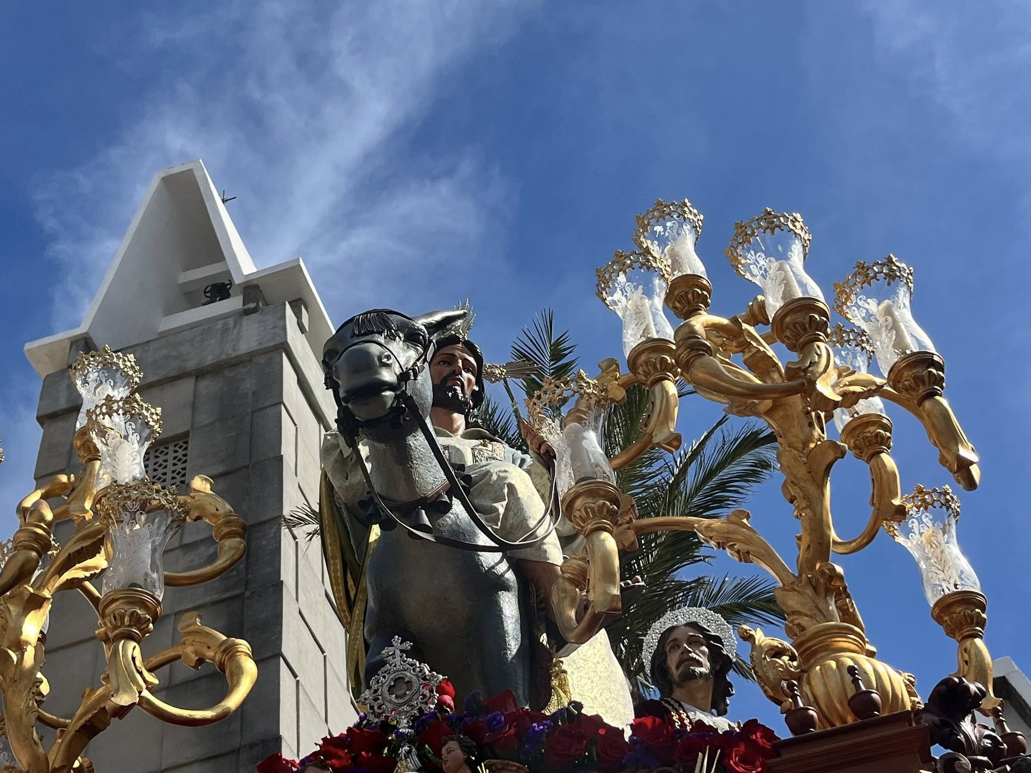 Gloria para un Domingo de Ramos luminoso. 