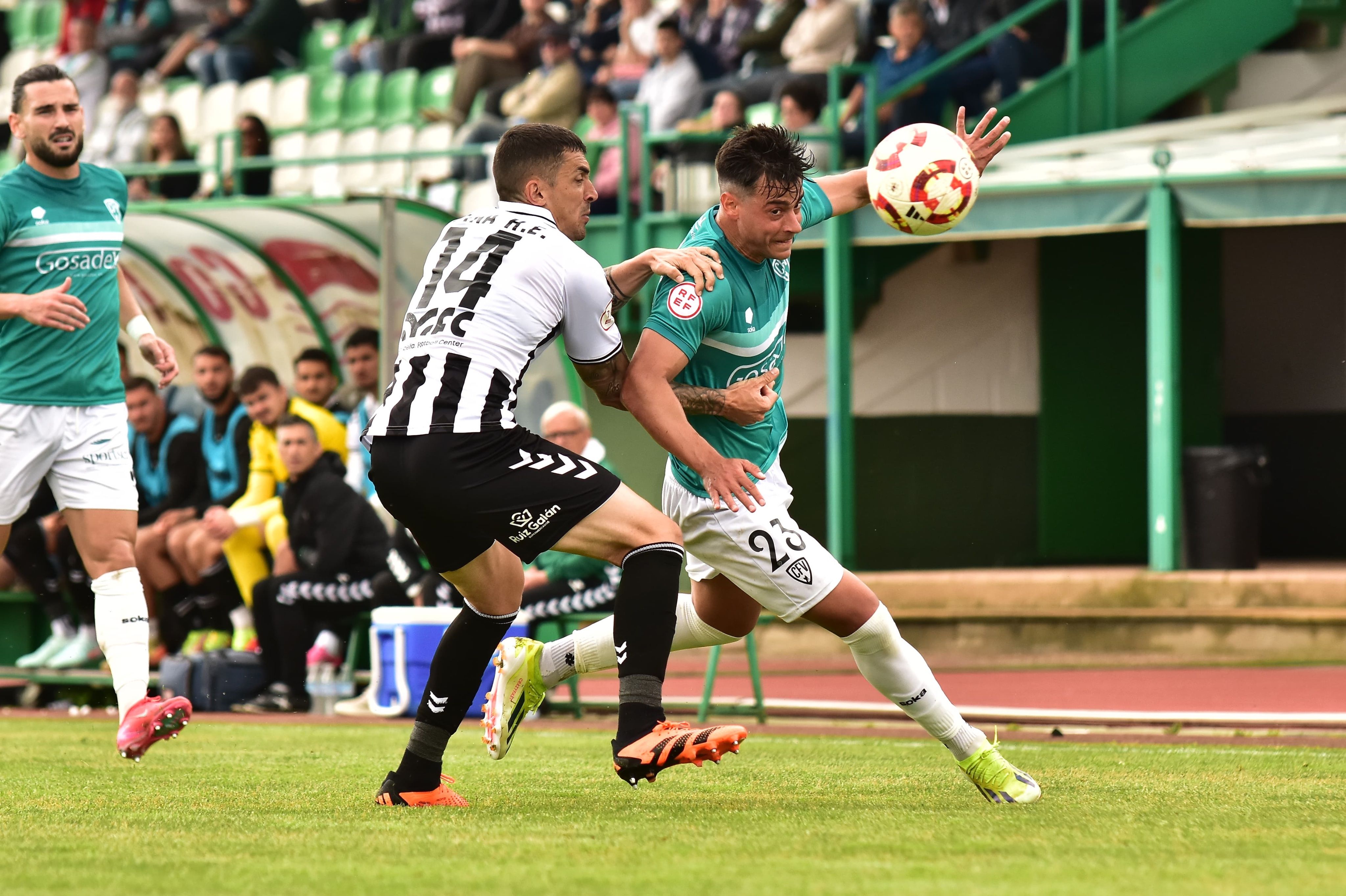 (1-0) Otra derrota pone a la Balona con un pie en Tercera Federación. Foto: FC Villanovense. 