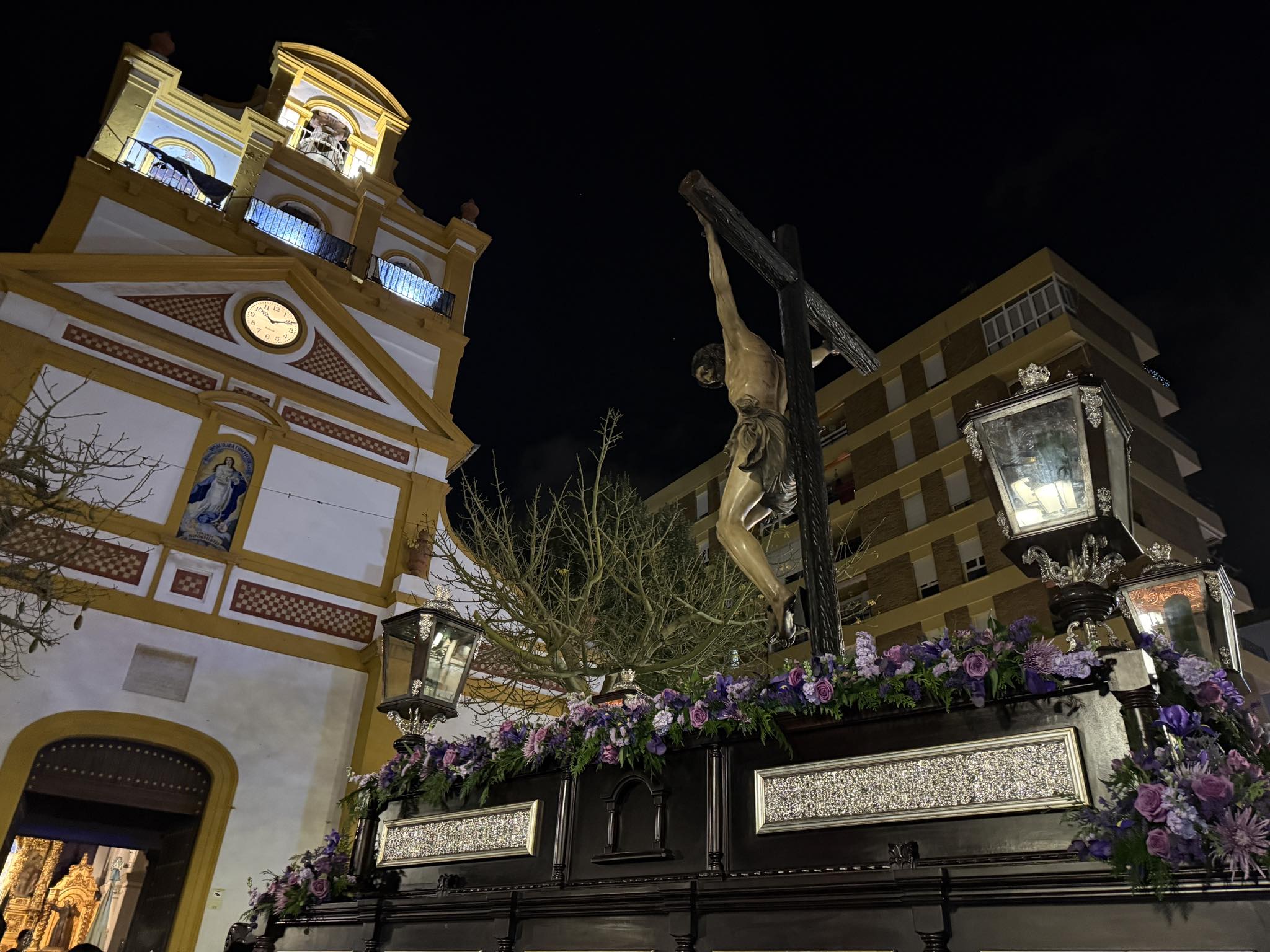 Silencio ante el Cristo de la Esperanza y María Santísima de la Concepción. Foto: S.D. / 8Directo. 