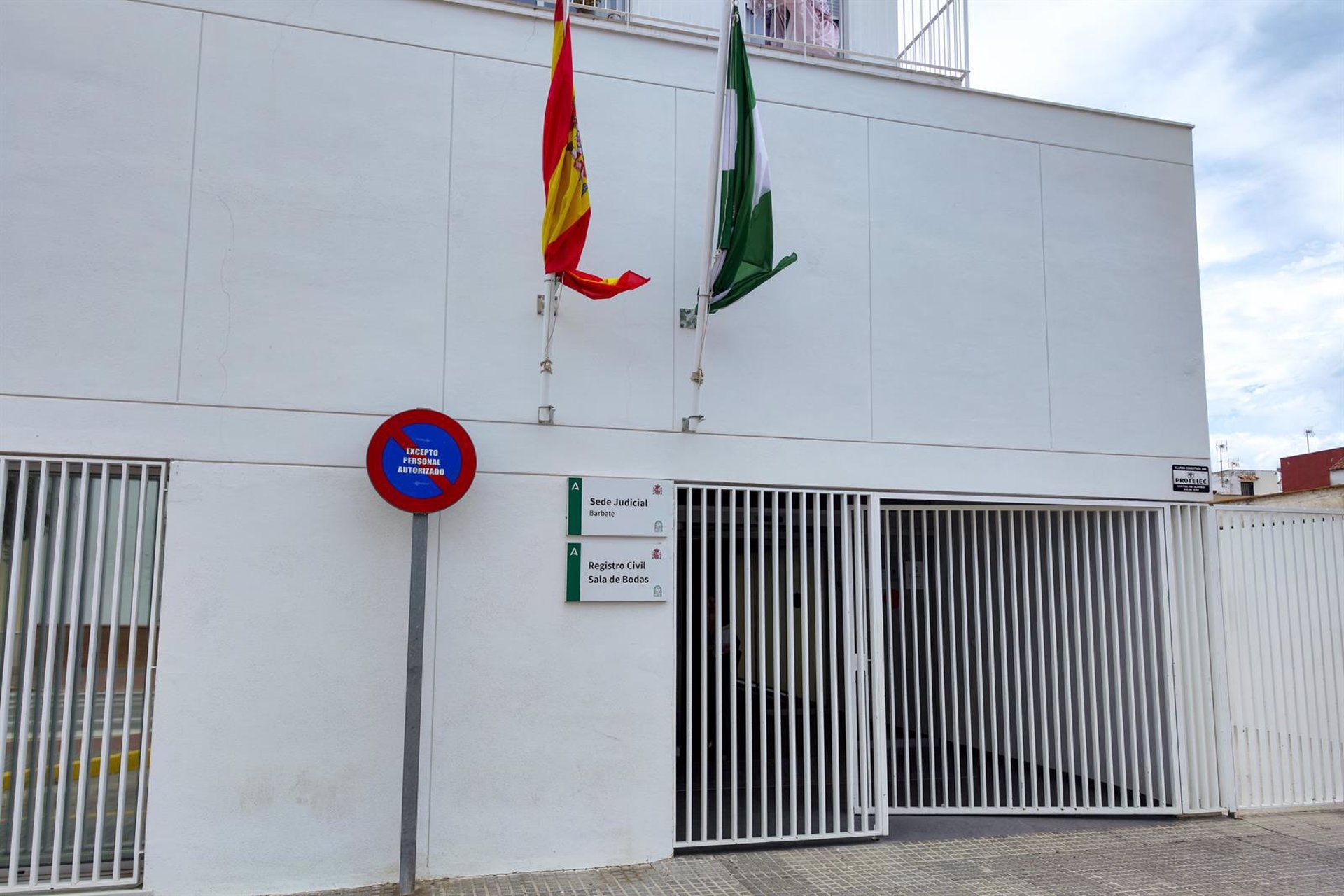 Entrada de los juzgados de Barbate. - Francisco J. Olmo - Europa Press - Archivo. Alcalde de Zahara llega "con mucha tranquilidad" al juicio por obstruir la instalación de una plaza de toros
