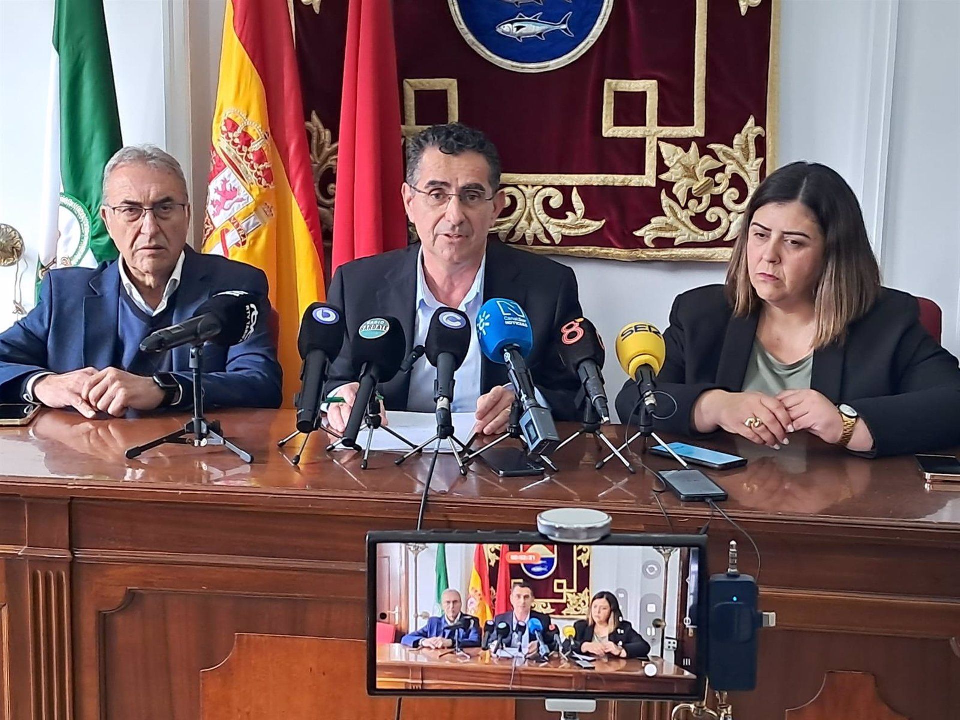 Los alcaldes de Barbate y Tarifa, Miguel Molina y José Santos Perea, y la alcaldesa de Conil, Inmaculada Sánchez, en rueda de prensa. - AYUNTAMIENTO DE BARBATE