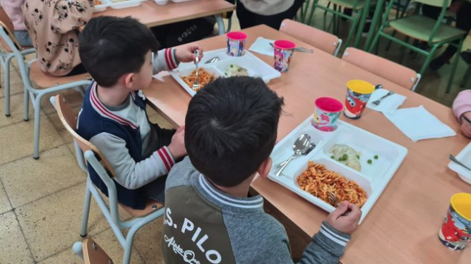El Gobierno prohíbe por ley servir bebidas azucaradas y bollería en los comedores escolares.