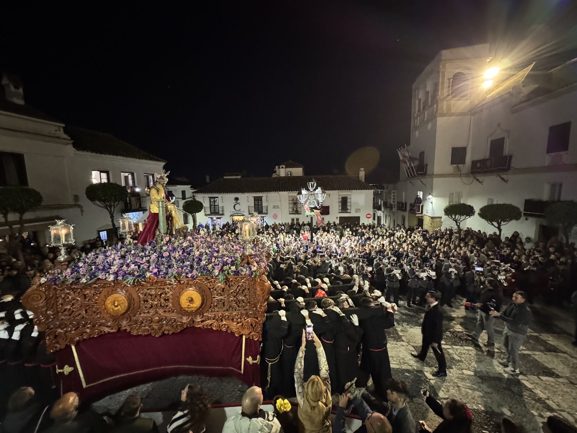 El Cristo de la Caña y la Virgen de la Esperanza desafían al mal tiempo en San Roque.