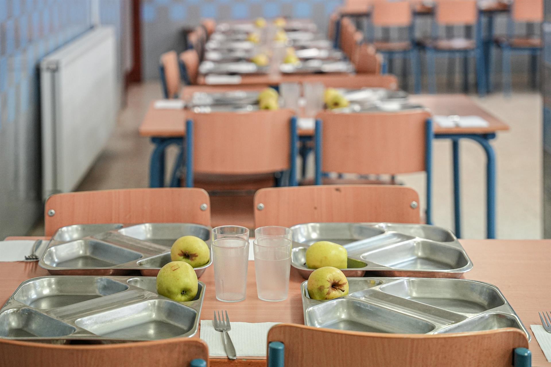 Detalle de una de las bandejas de la comida en el comedor del CEIP Juan Ramón Jiménez. . - María José López - Europa Press - Archivo. Adiós a la bollería en colegios: deberán ofrecer solo opciones saludables en un año