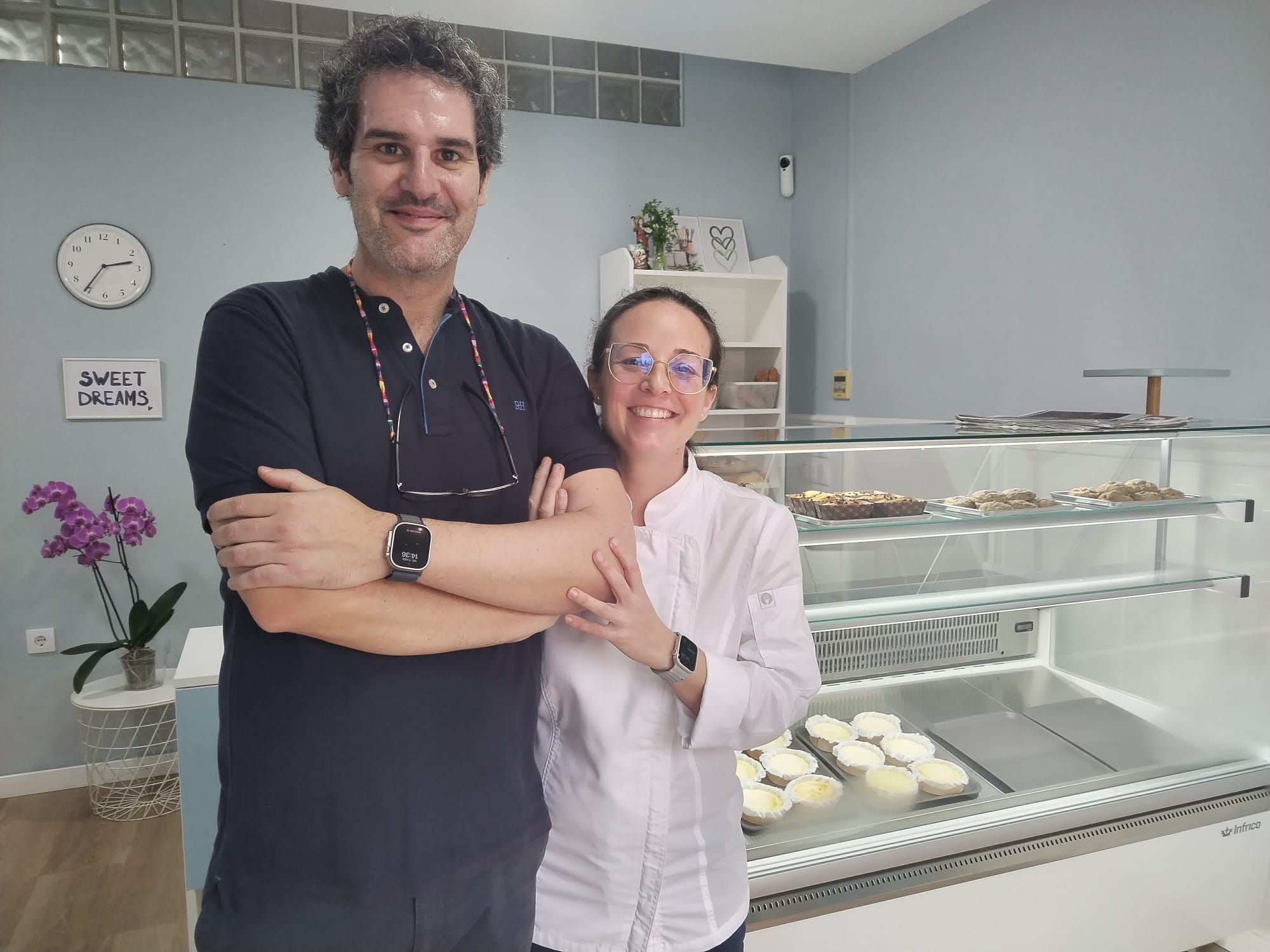 Pastelería para todos: abre el primer obrador libre de gluten en Algeciras. Tamara junto a su marido.