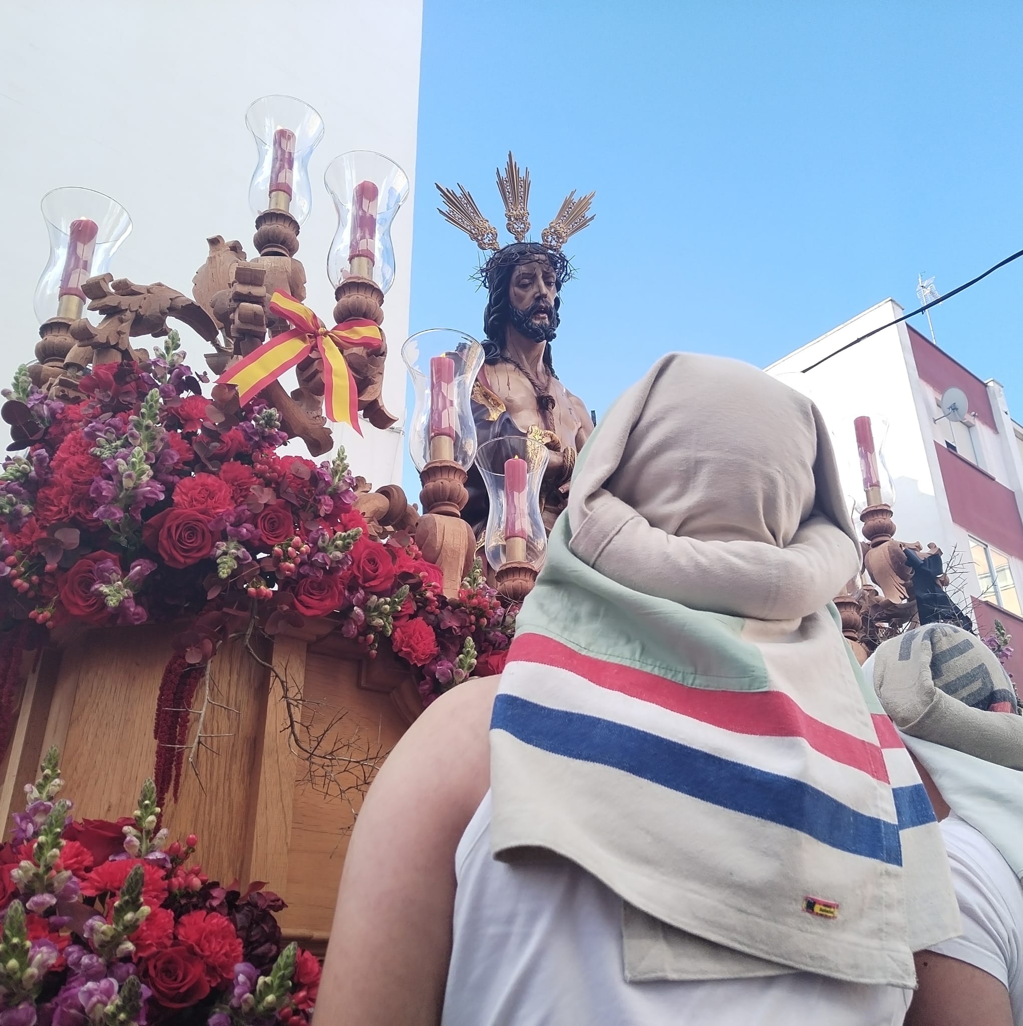Un costalero admira la imagen del Ecce Homo a su salida de Las Colinas. Foto: M. A. B.