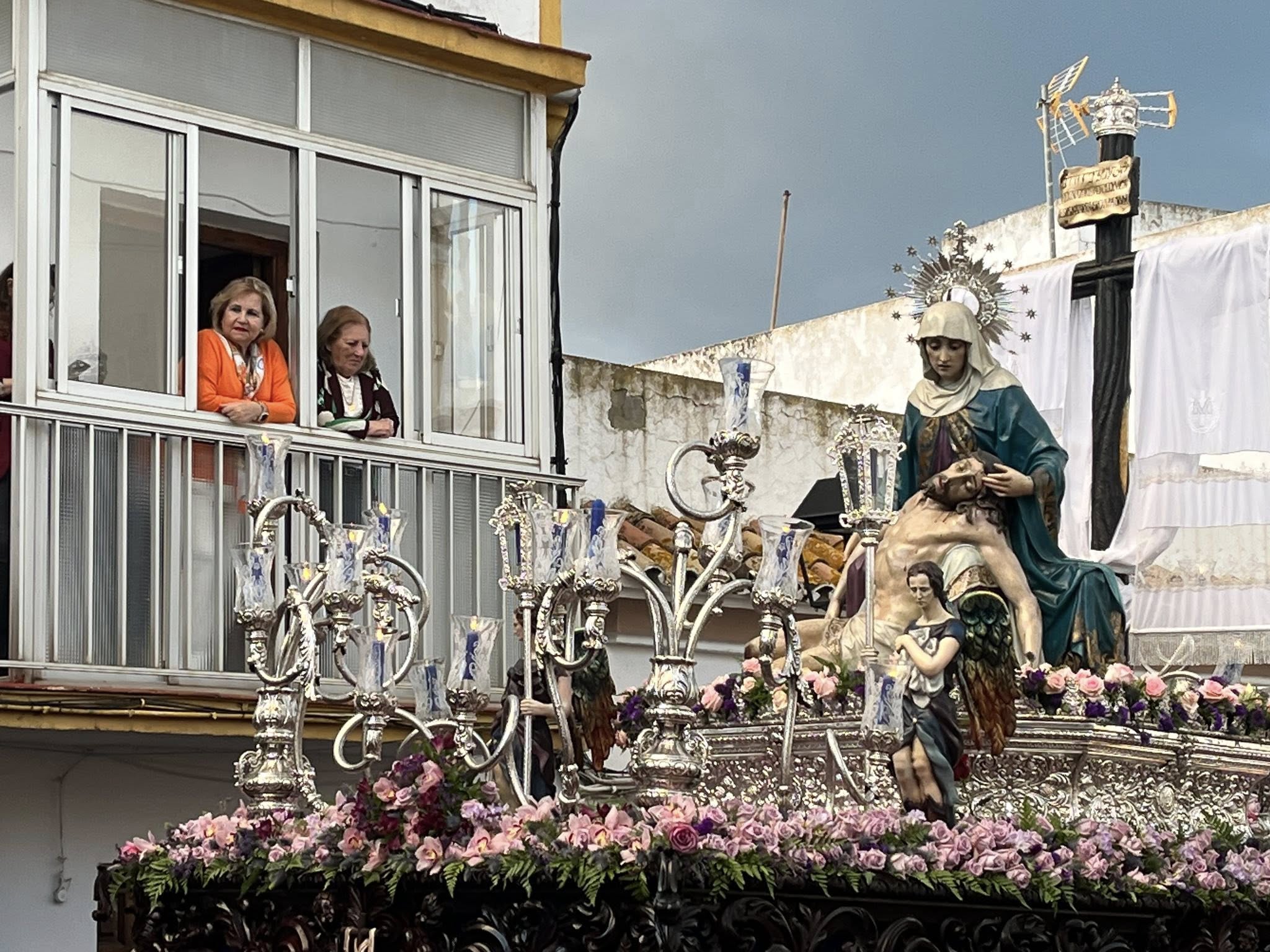 San Roque arropa con fe a la Virgen de las Angustias. Imagen de la Semana Santa de San Roque 2025. Fotografía: B. J./8Directo
