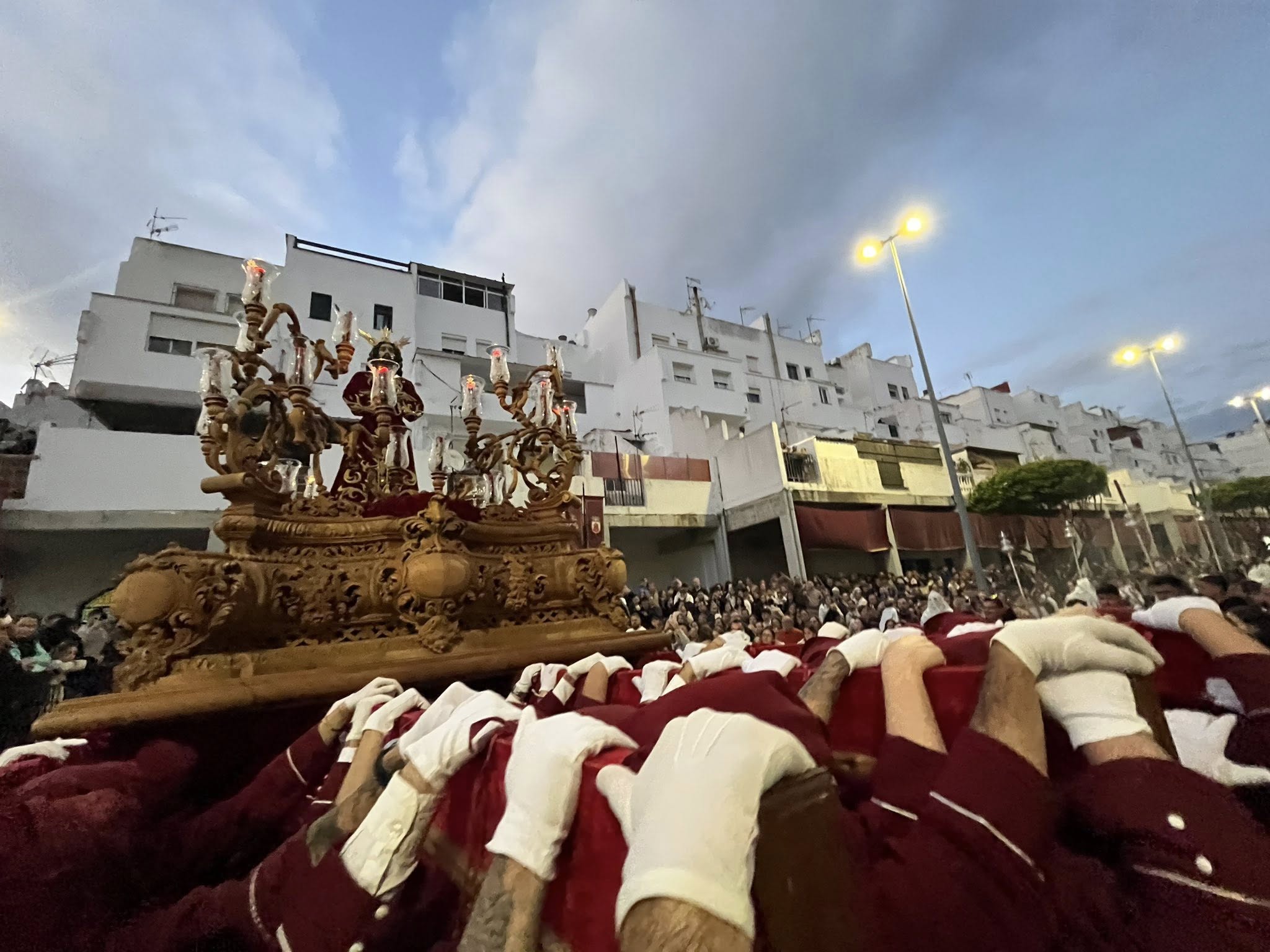 Medinaceli y Merced, una estación de penitencia "por los que no están". Imagen de la Semana Santa de San Roque de 2025. Fotografía: B. J./8Directo. 
