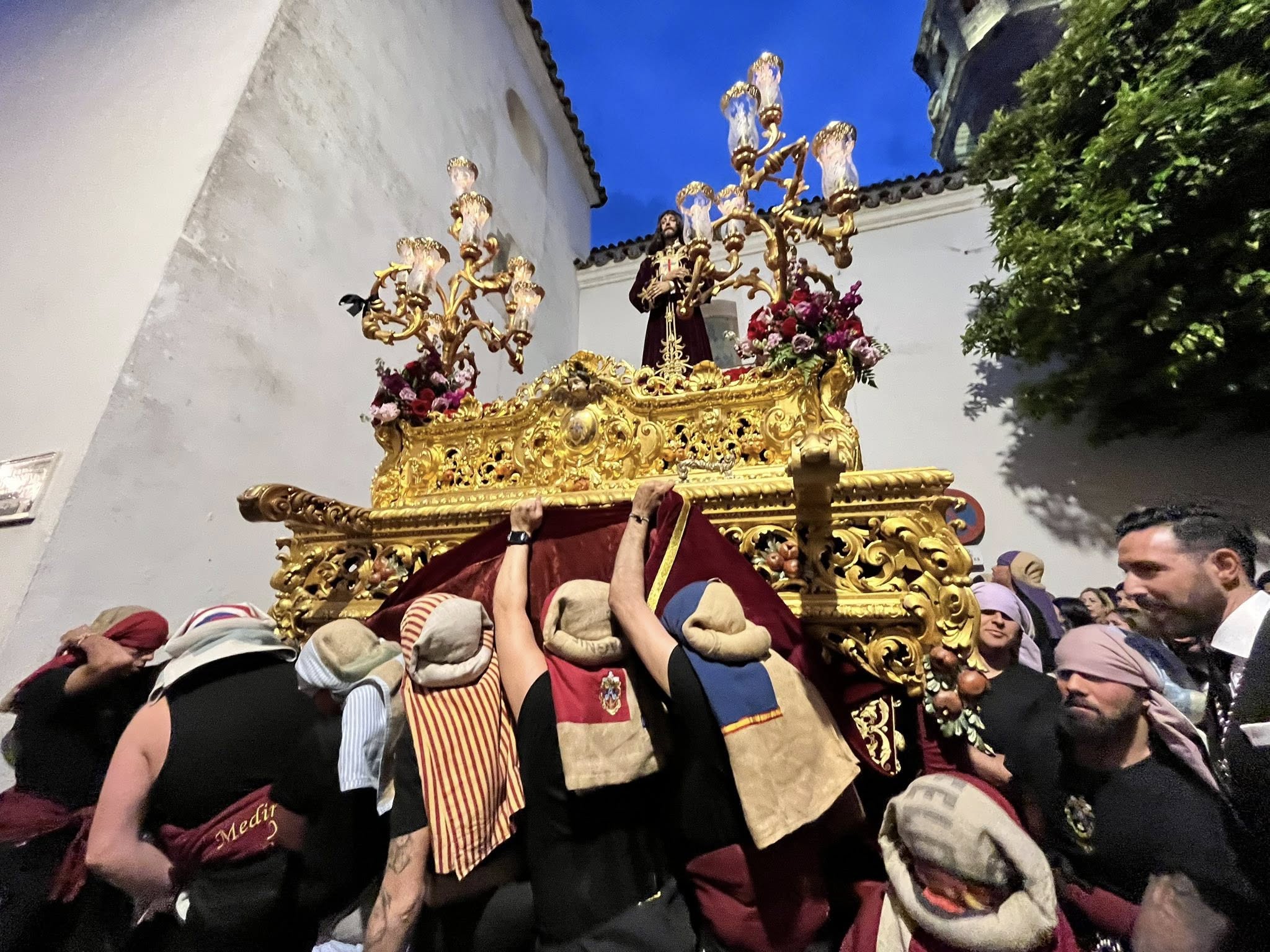 Esfuerzo de la cuadrilla del Medinaceli en la salida de la iglesia. Foto: F.M.