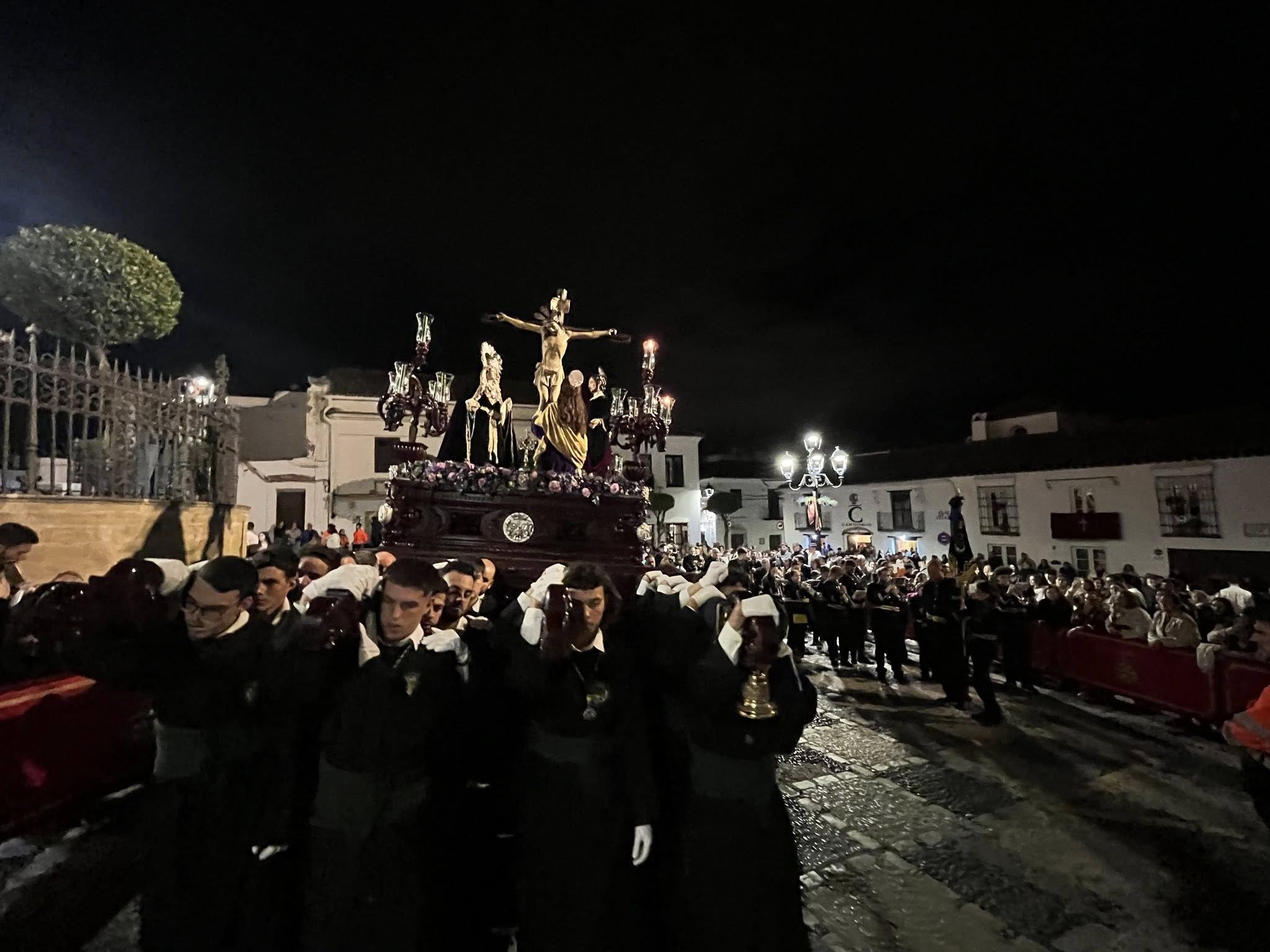 Puro fervor por el Cristo de las Aguas. Imagen de la Semana Santa de San Roque de 2025. Fotografía: B. J./8Directo. 