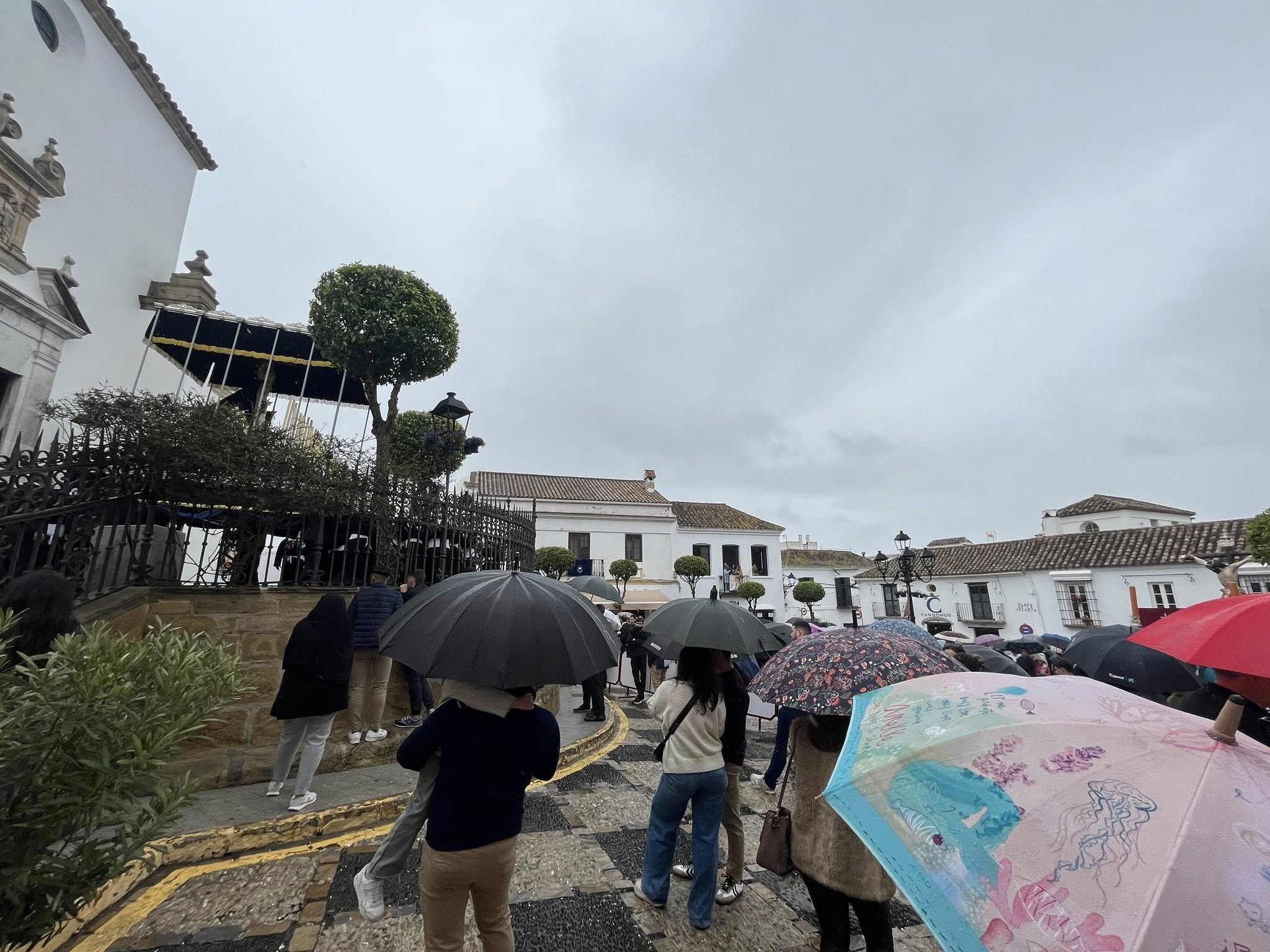 La lluvia sorprende a la Buena Muerte y la Amargura en la Semana Santa 2025 de San Roque. 