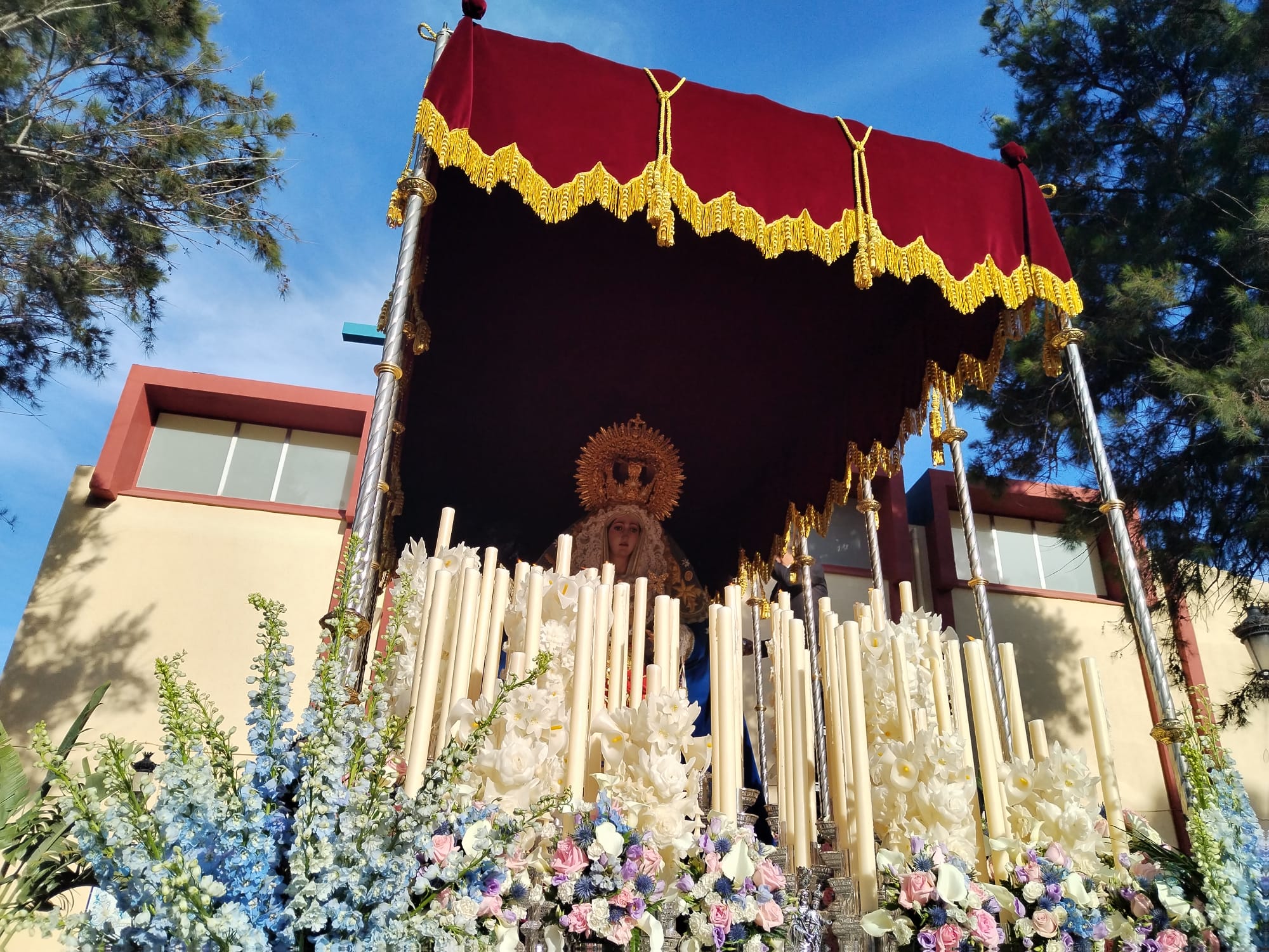 El Cristo de las Tres Caídas y la Virgen de la Santísima Trinidad reinan en San José Artesano.