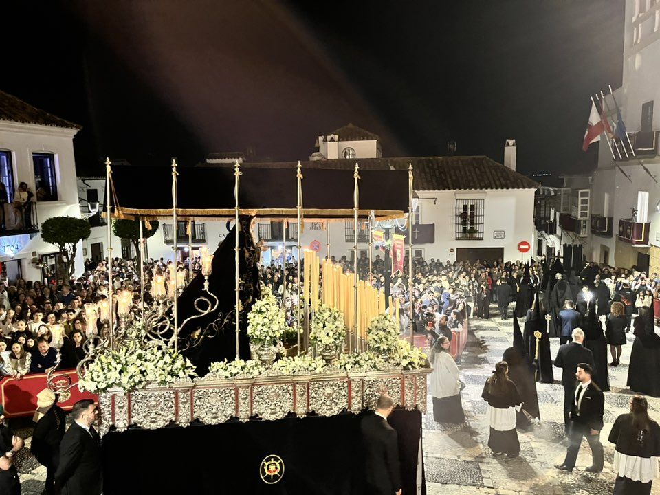 Solemnidad y recogimiento al paso de Nuestra Señora de la Soledad. Foto: F.M. / 8Directo. 