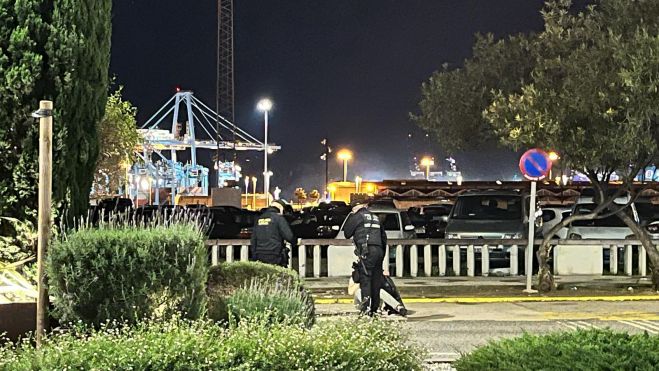 La Policía Local de Algeciras, junto al varón herido. Foto: F.M.