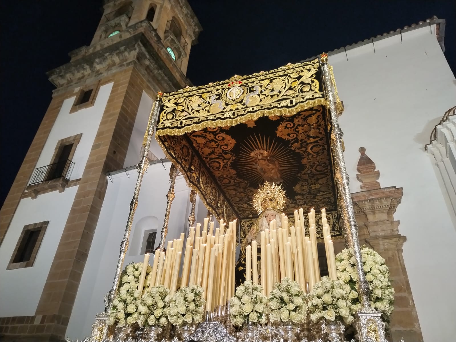 La Virgen de la Soledad. Recogimiento y fervor se funden en la noche con el Santo Entierro.