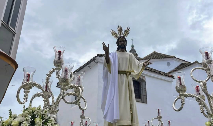 El Resucitado siembra luz y esperanza en su procesión por Algeciras.