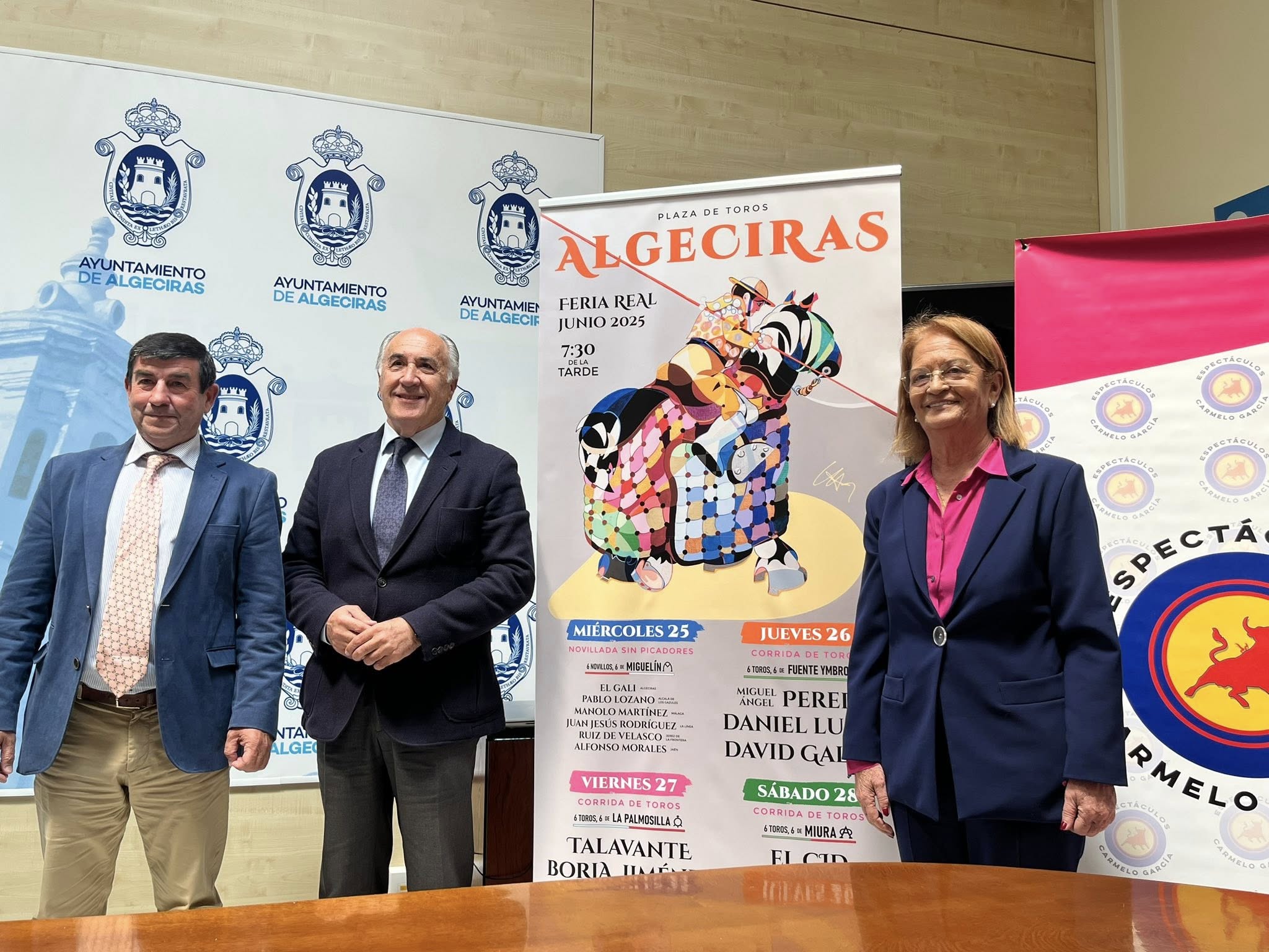 Carmelo García, José Ignacio Landaluce y Juana Cid, ante el cartel de la feria taurina 2025. Foto: F.M. 