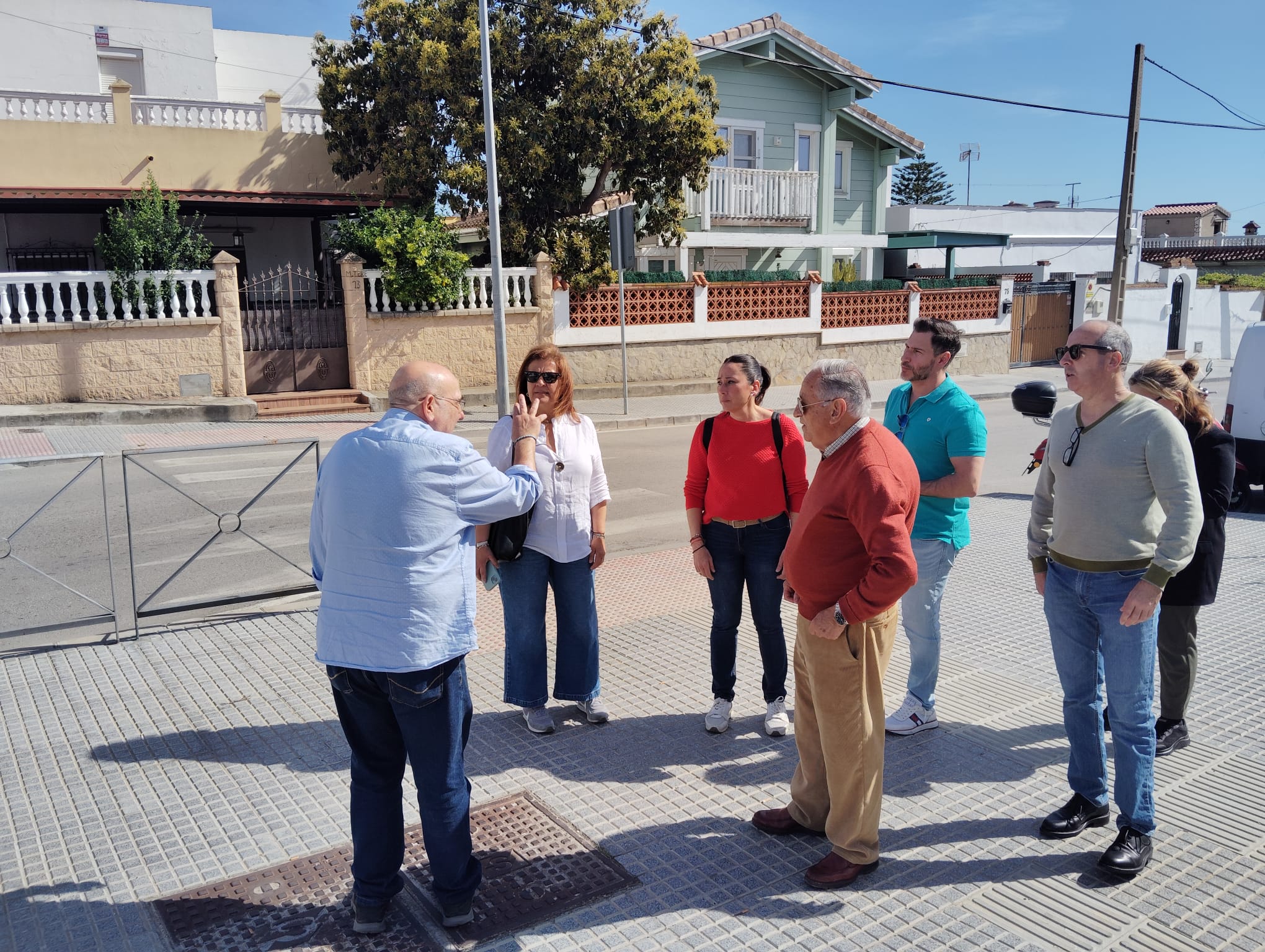 Representantes del PSOE esta mañana en la Avenida Diputación. 