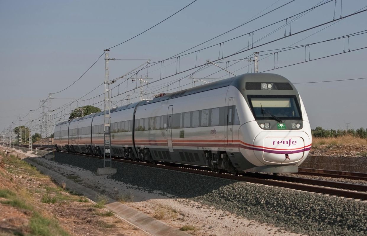 Un tren de Renfe. Imagen de archivo. El robo de cable en la línea Madrid-Sevilla afecta a unos 30 trenes con 10.700 viajeros