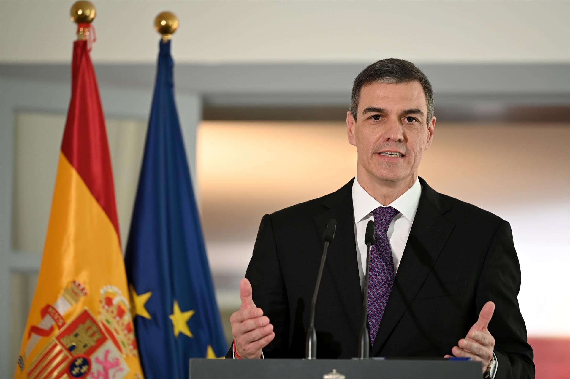 Más dinero para defensa: Sánchez anuncia que llegará al 2% del PIB en 2025 con un gasto adicional de 10.471 millones de euros. 