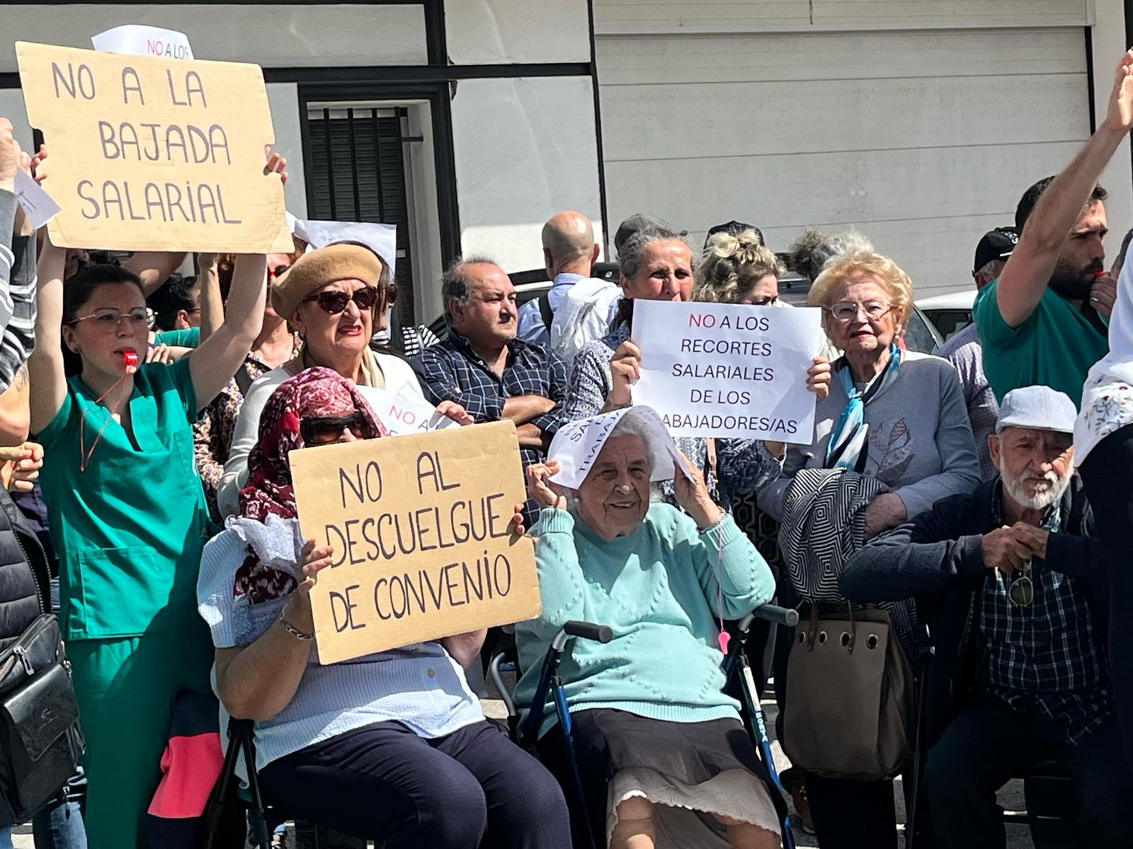 Trabajadores de la empresa SHL Hemodiálisis se concentran contra la bajada de sueldos