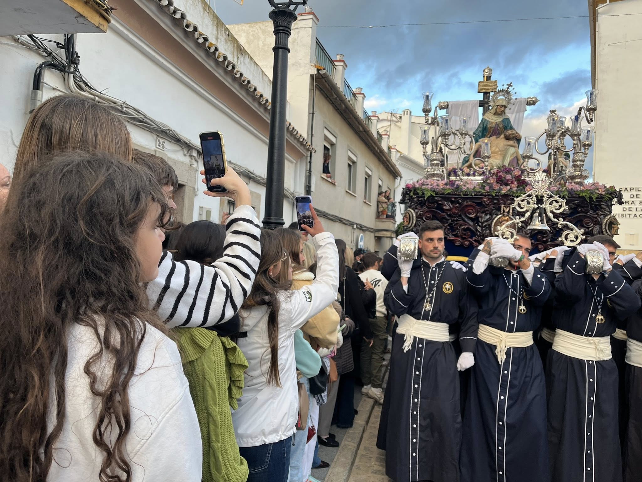 Imagen de la Virgen de las Angustias en su salida procesional de la Semana Santa 2025. Imagen: B. J./8Directo. El alcalde de San Roque celebra el éxito de la Semana Santa de 2025