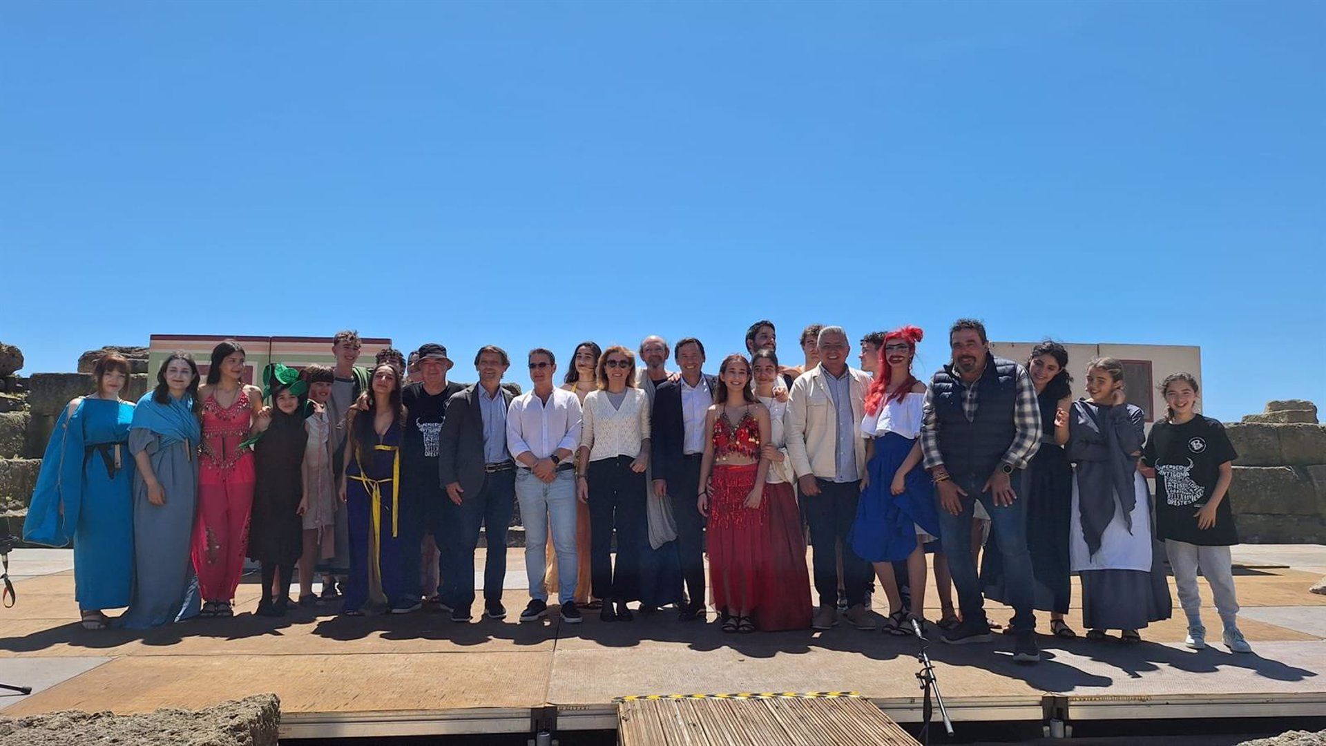 El subdelegado de la Junta de Andalucía en el Campo de Gibraltar, Javier Ros, y la delegada territorial de Turismo, Cultura y Deporte en Cádiz, Tania Barcelona, en la celebración del Festival Grecolatino en Baelo Claudia - JUNTA DE ANDALUCÍA