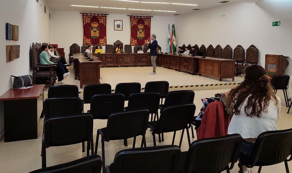 Alumnos del IES Mediterráneo conocen cómo funciona el Ayuntamiento de La Línea.