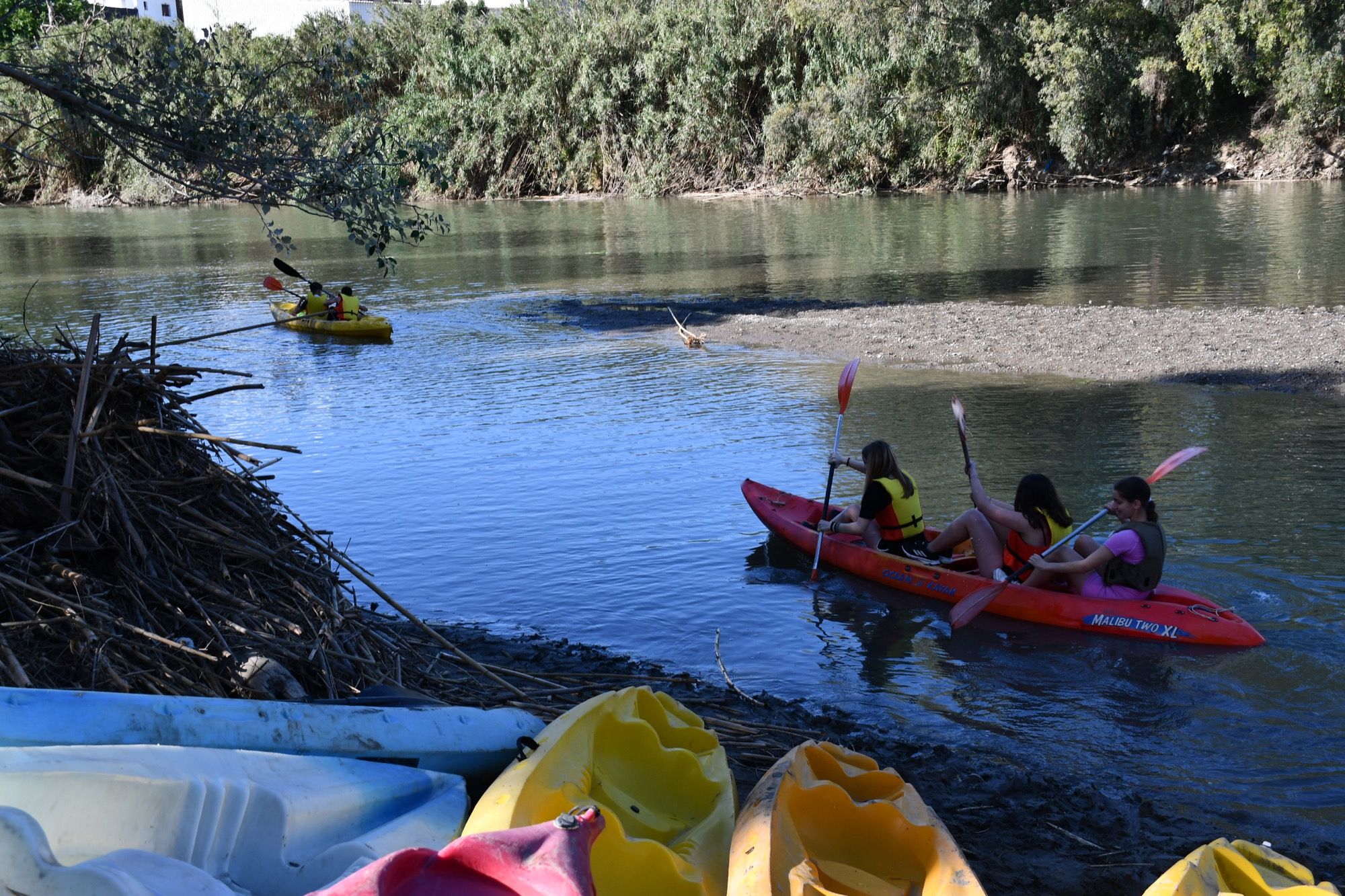 Unos 250 estudiantes de Primero de ESO disfrutan de unos paseos en kayak por el río Guadiaro