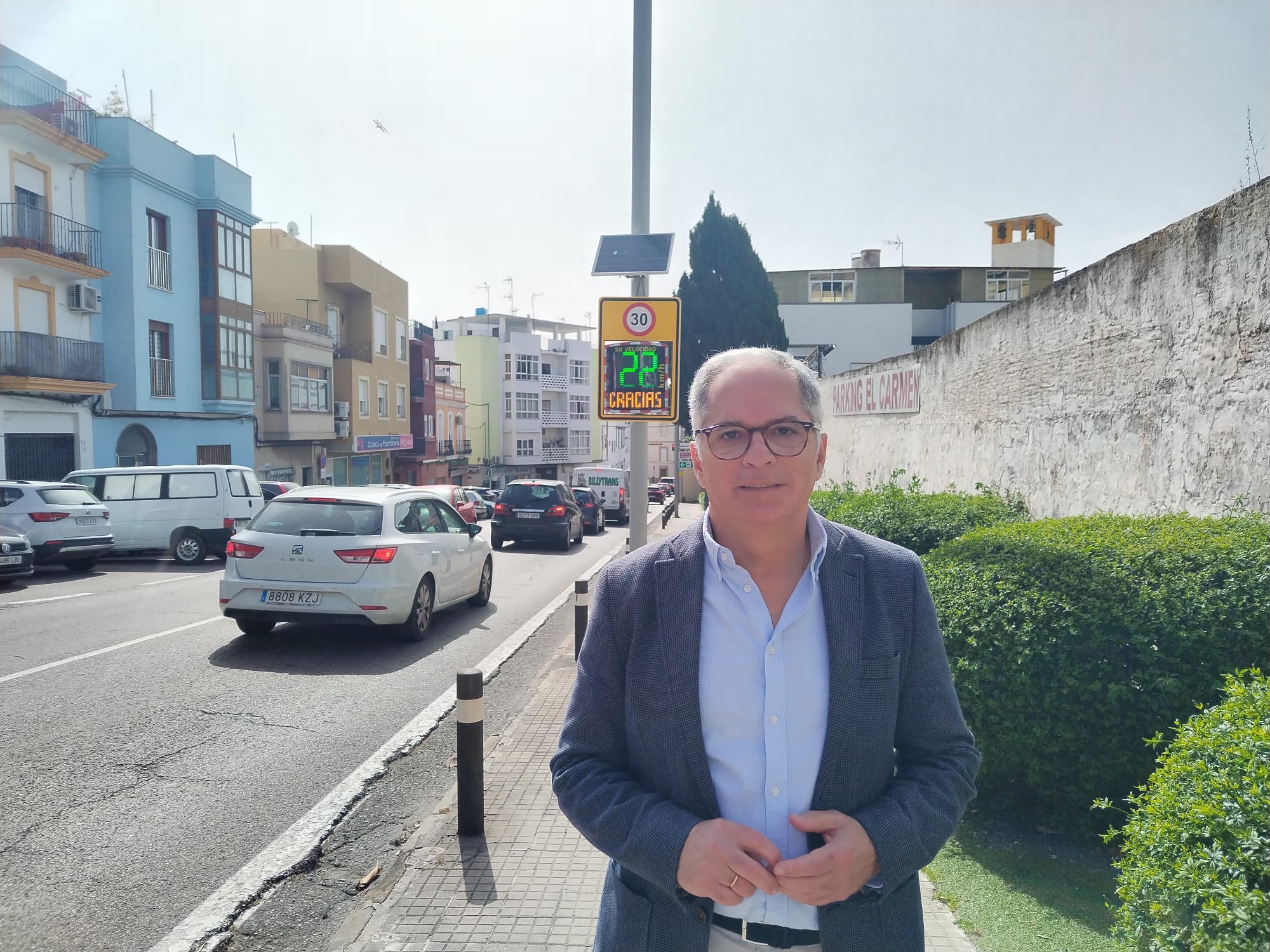 Muñoz, junto al radar informativo ubicado en El Secano.