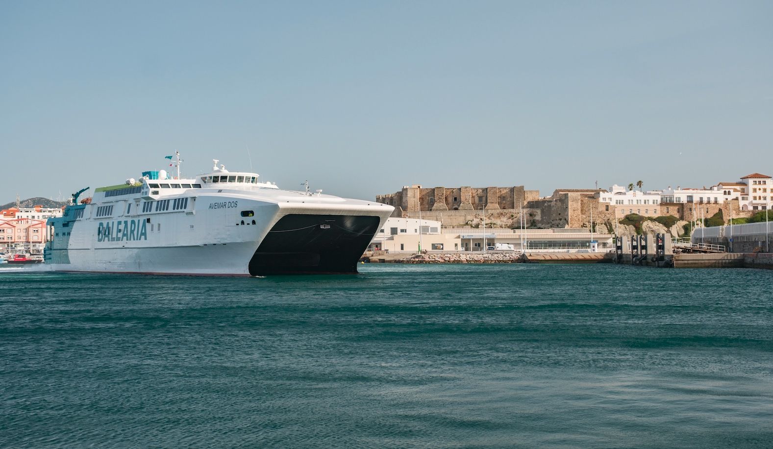 Baleària realiza con éxito las pruebas de atraque del 'Avemar Dos’ en el puerto de Tarifa.