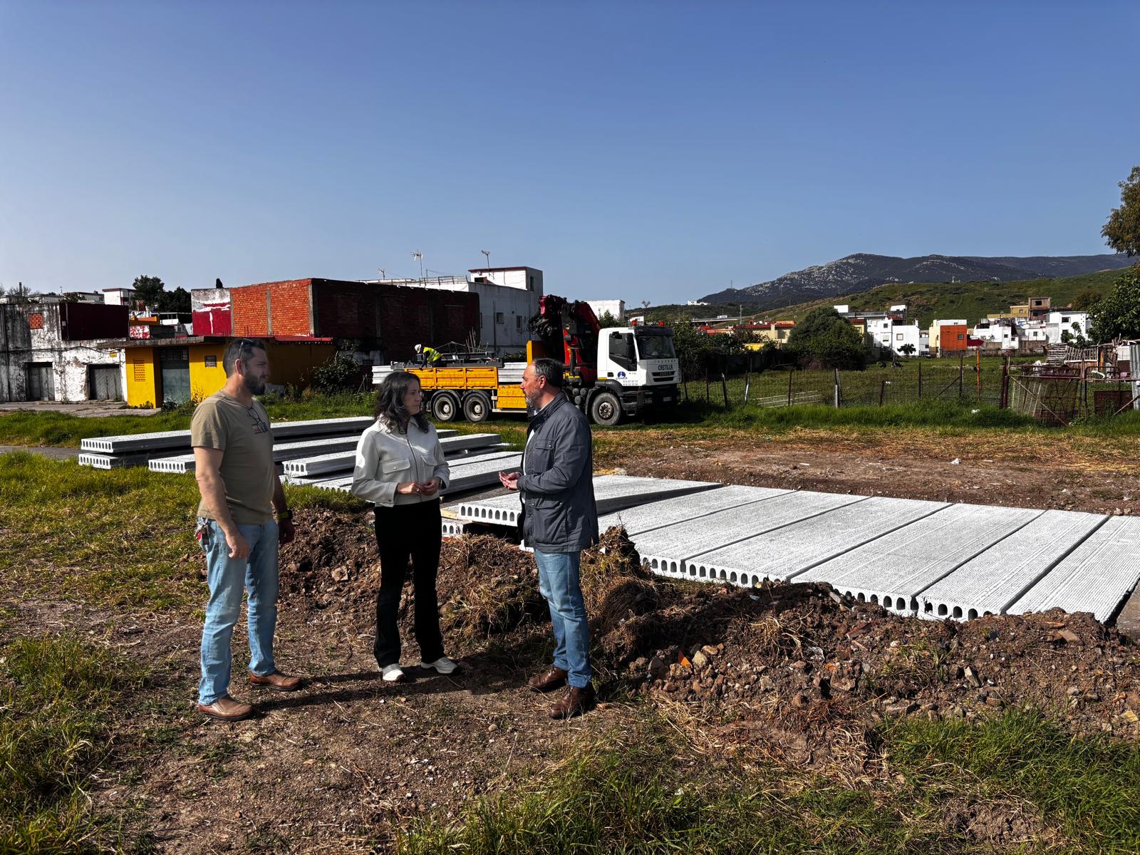 Comienzan a reponer las placas de hormigón en el encauzamiento del Río de La Miel y el Arroyo Saladillo.