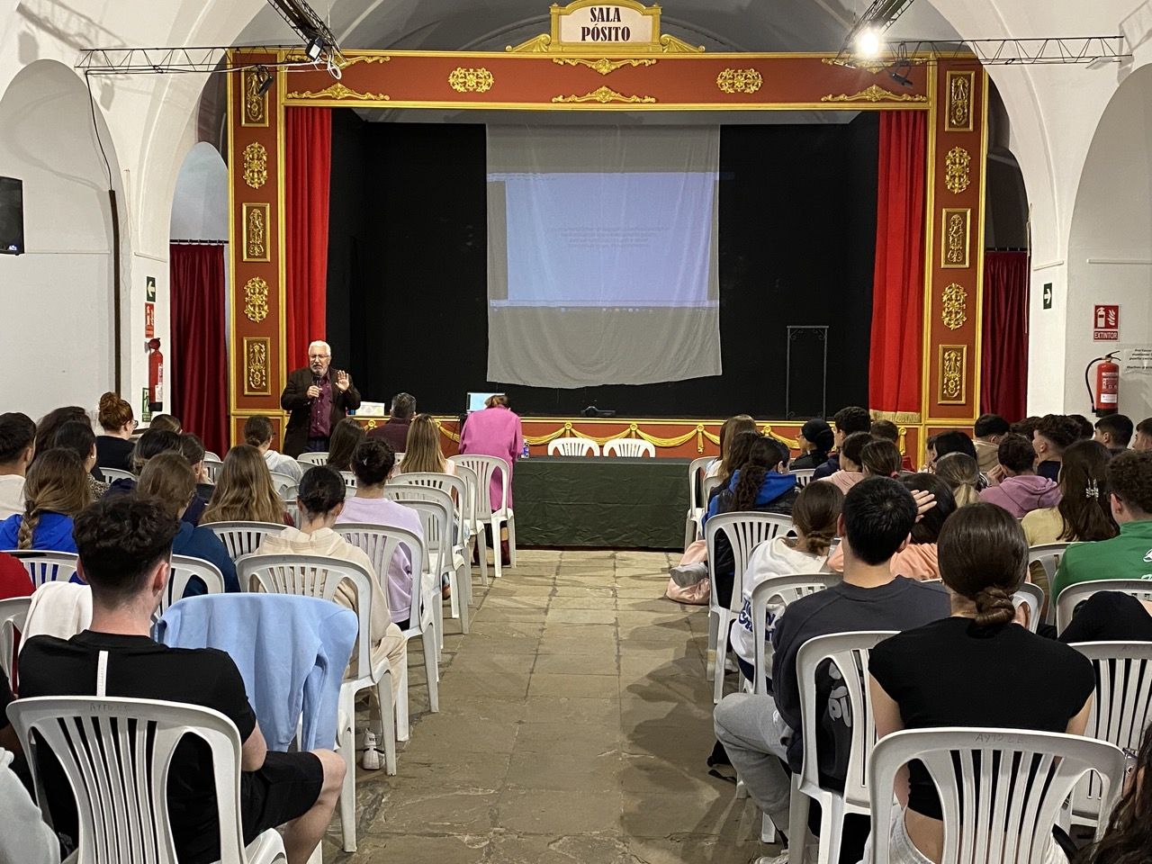 Algarbani presenta el documental 'A ras del olvido' ante alumnos de Bachillerato de Los Barrios.