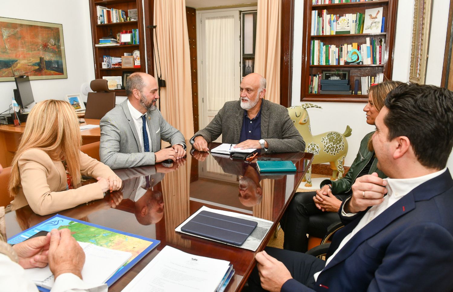 Javier Vidal, con el alcalde de Los Barrios y representantes del Ayuntamiento de Los Barrios. 